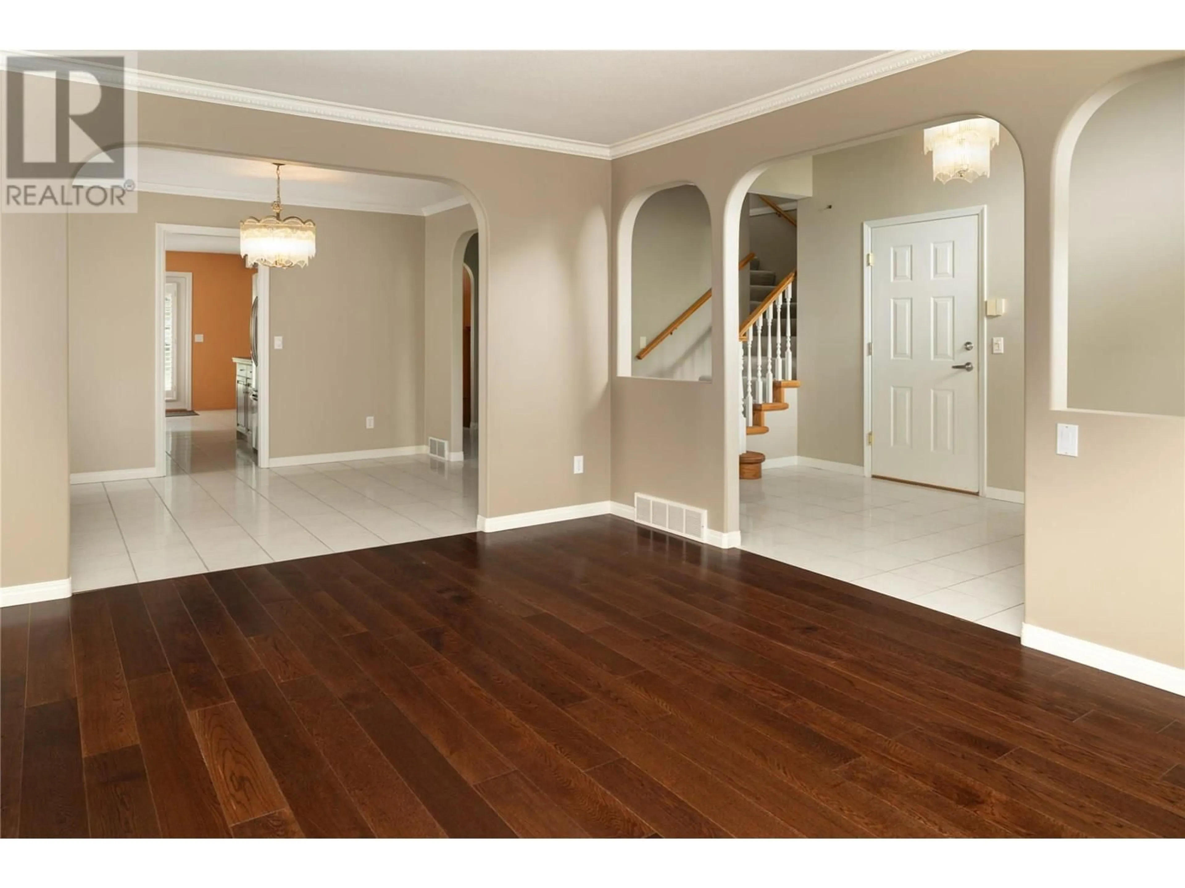 Indoor foyer for 106 - 650 LEXINGTON DRIVE, Kelowna British Columbia V1W3B6