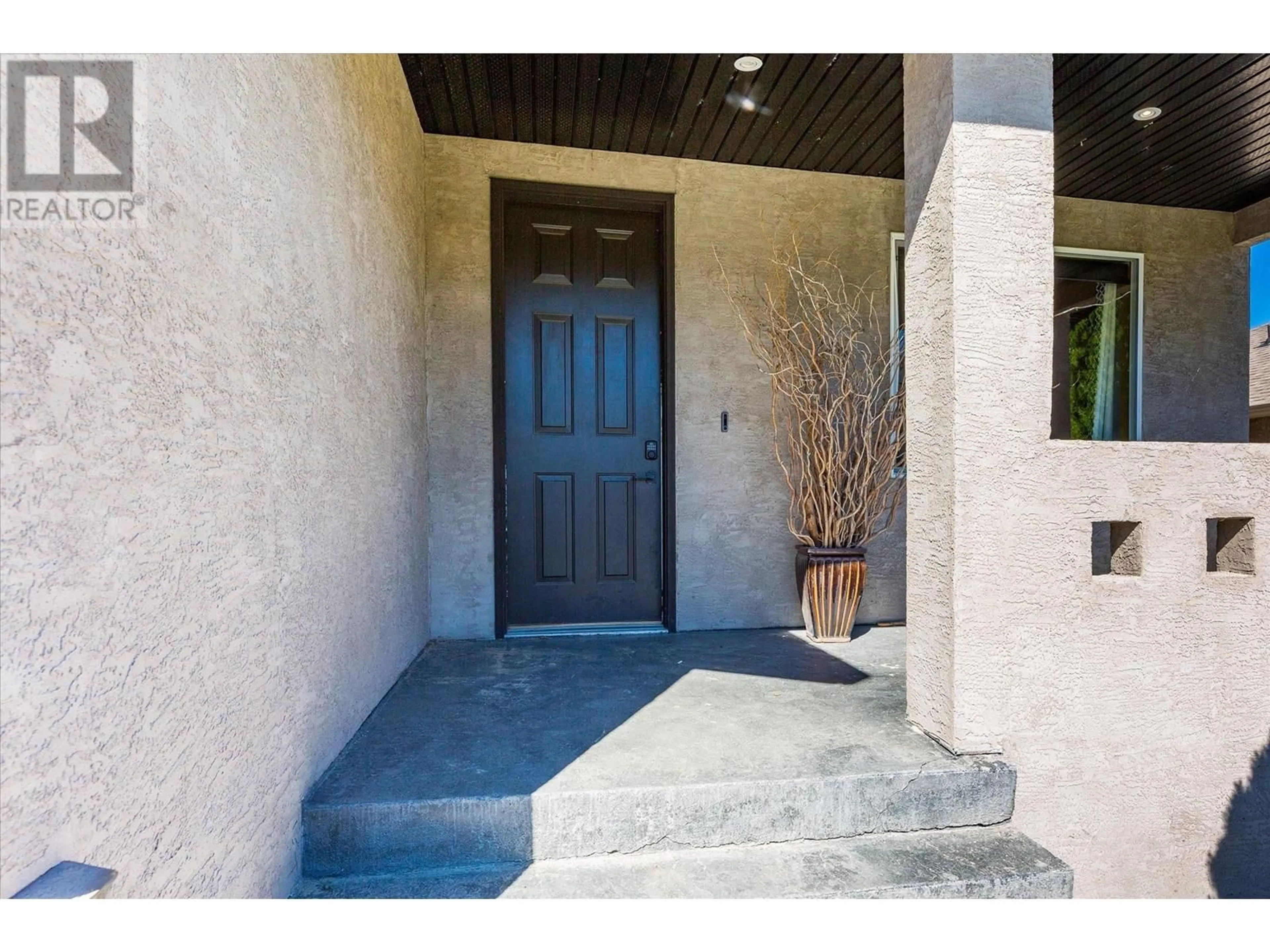 Indoor entryway for 2210 QUAIL RUN DRIVE, Kelowna British Columbia V1V2S4