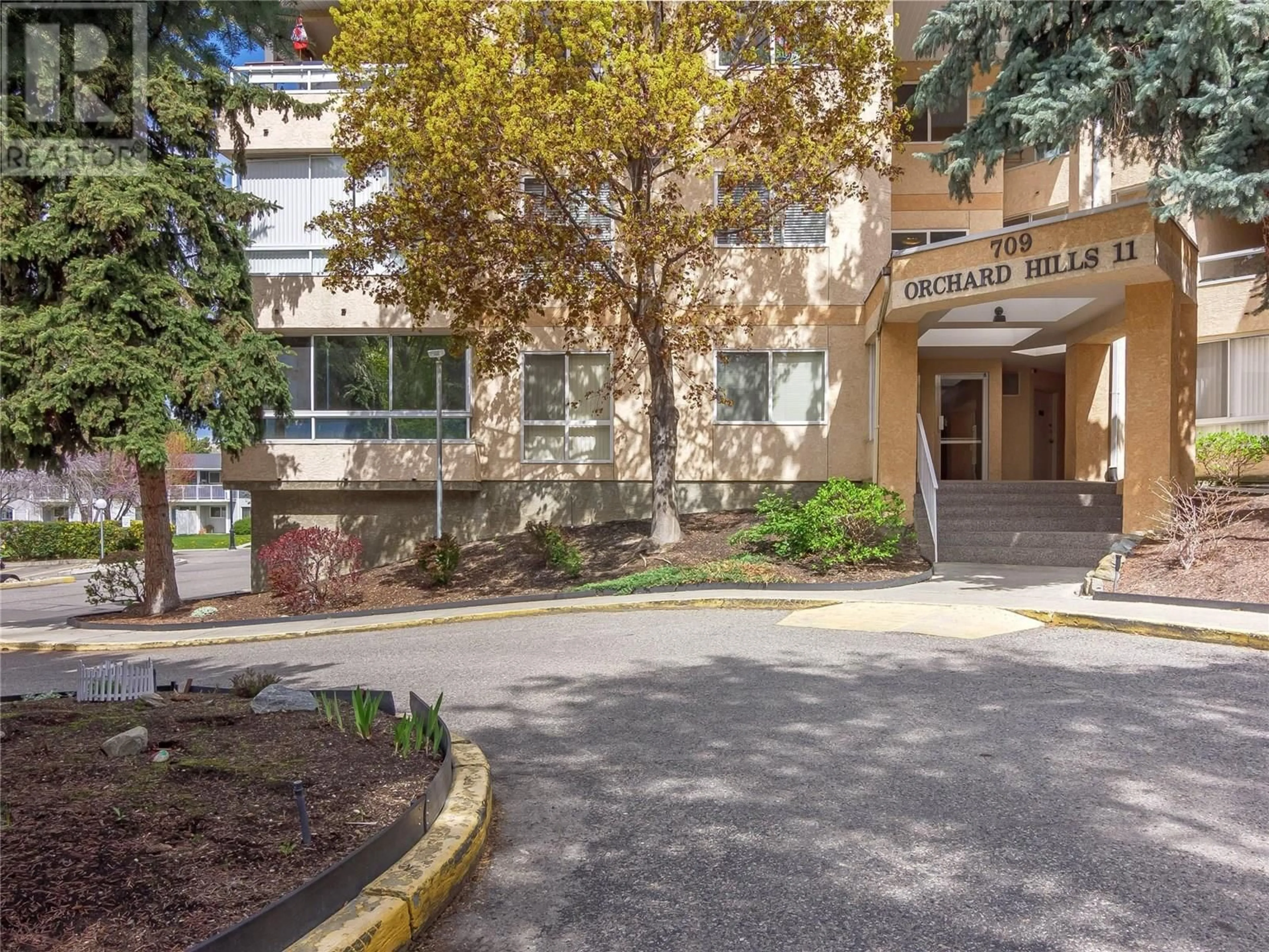 Indoor foyer for 201 - 709 HOUGHTON ROAD, Kelowna British Columbia V1X7J7