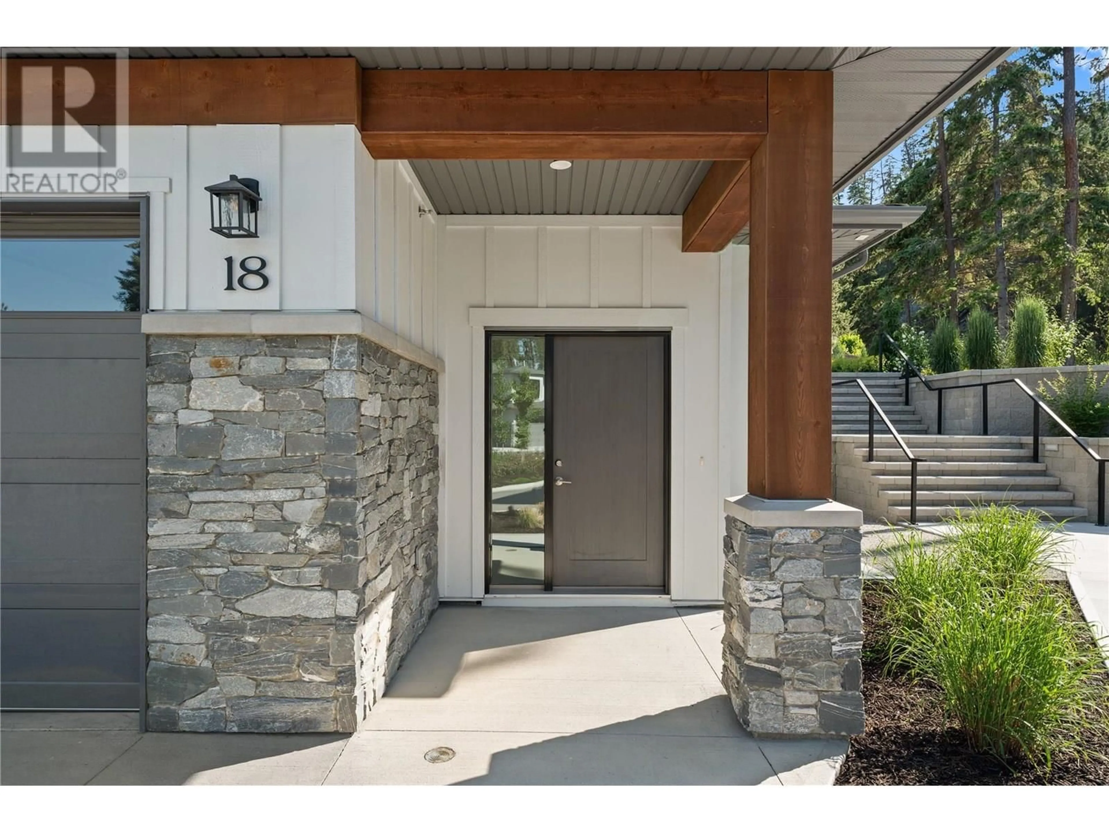 Indoor entryway for 18 - 1979 COUNTRY CLUB DRIVE, Kelowna British Columbia V1V0H6