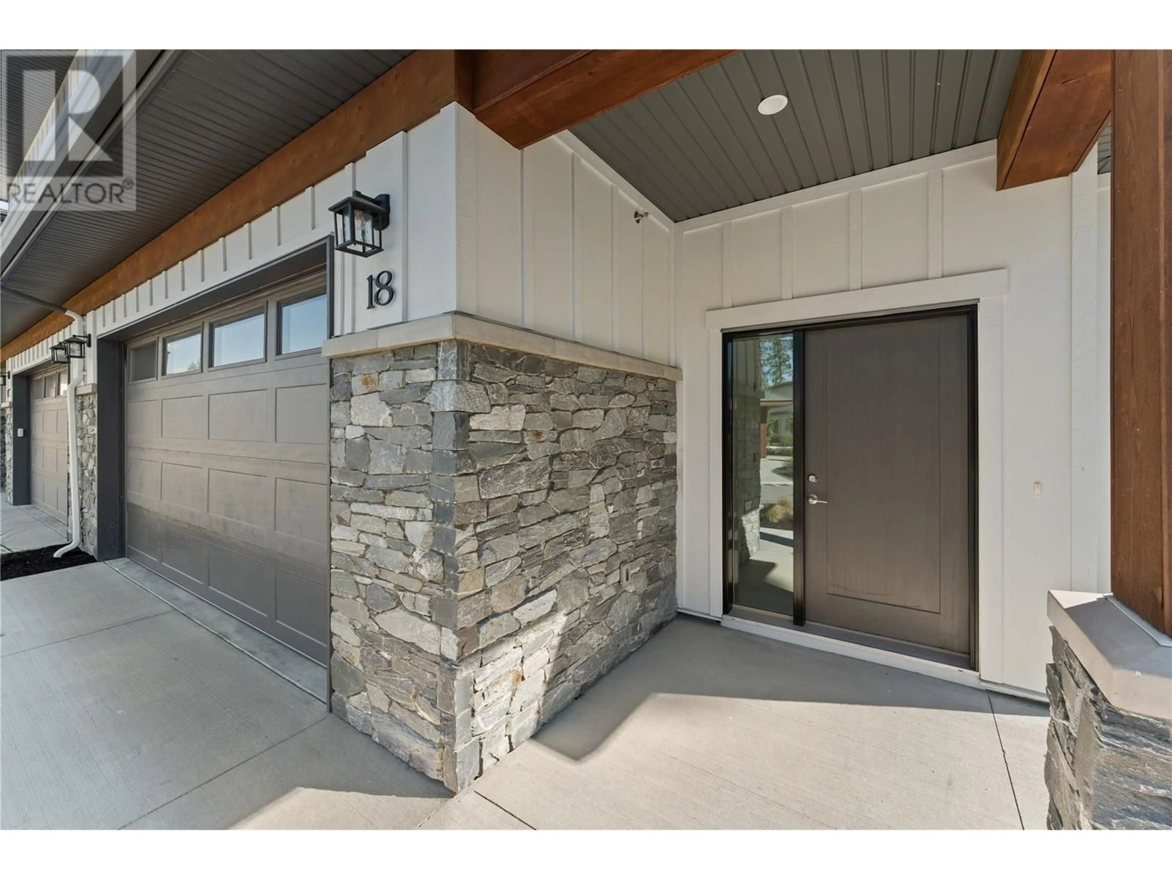 Indoor entryway for 18 - 1979 COUNTRY CLUB DRIVE, Kelowna British Columbia V1V0H6