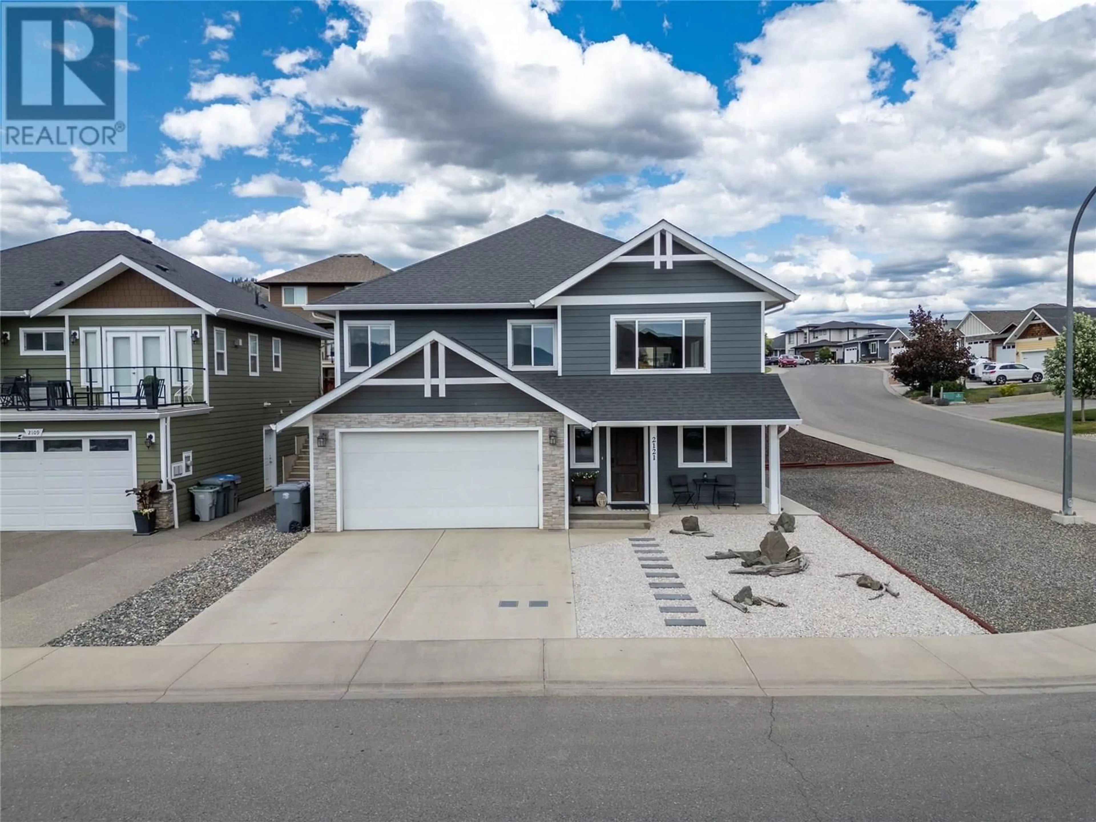 A pic from outside/outdoor area/front of a property/back of a property/a pic from drone, street for 2121 DOUBLETREE CRESCENT, Kamloops British Columbia V2B0E9