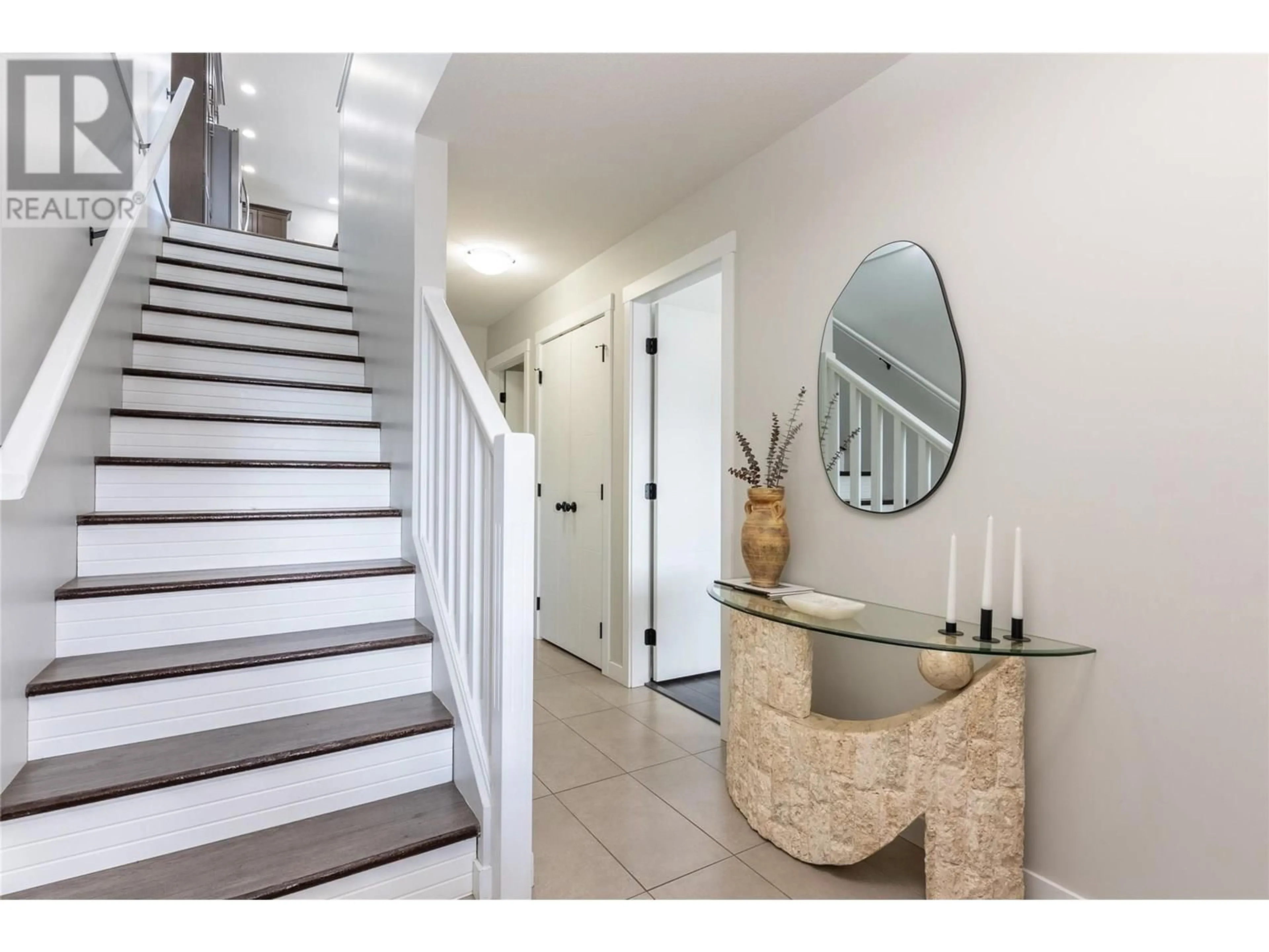 Indoor entryway for 2121 DOUBLETREE CRESCENT, Kamloops British Columbia V2B0E9