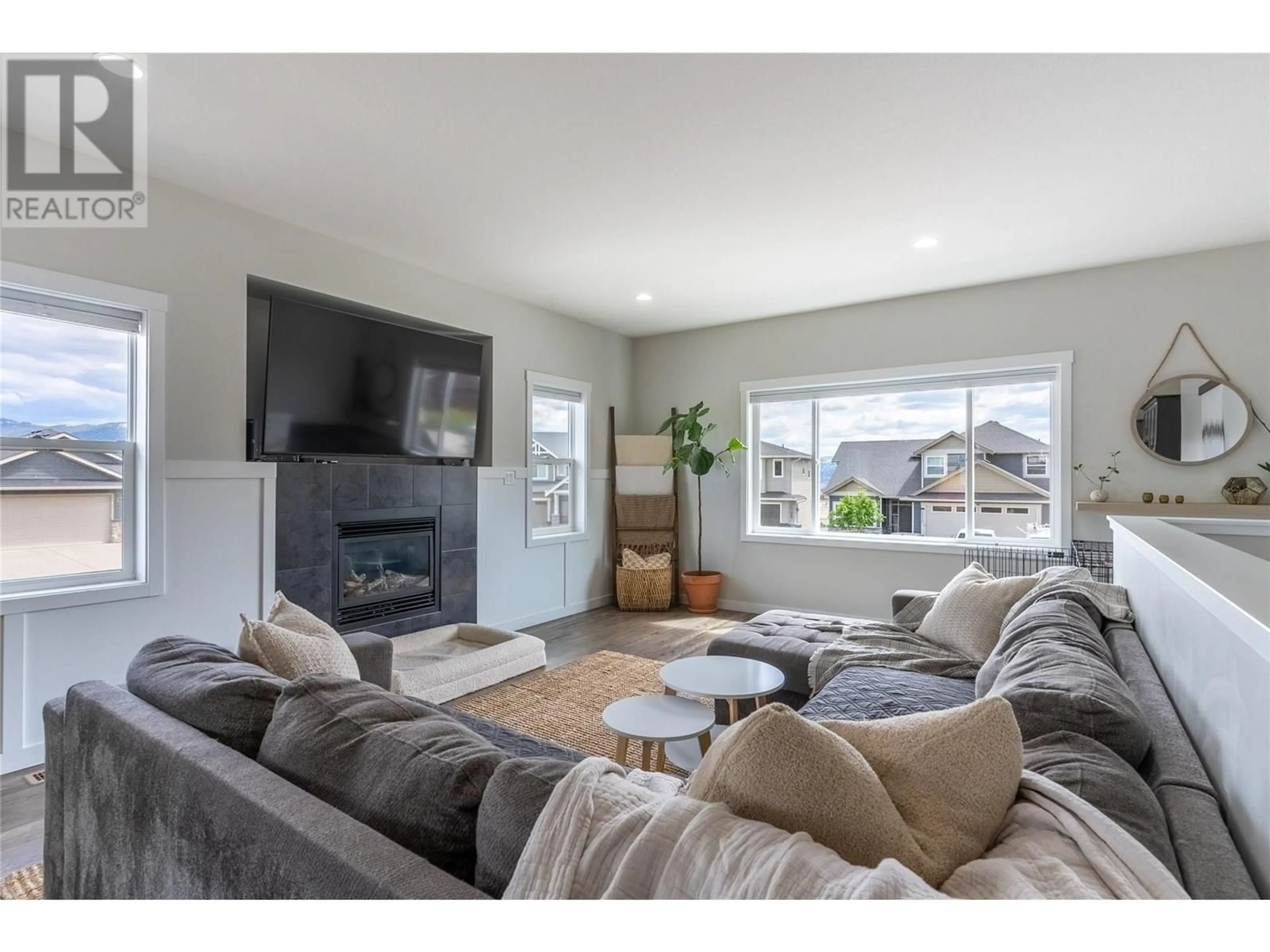Living room with furniture, unknown for 2121 DOUBLETREE CRESCENT, Kamloops British Columbia V2B0E9