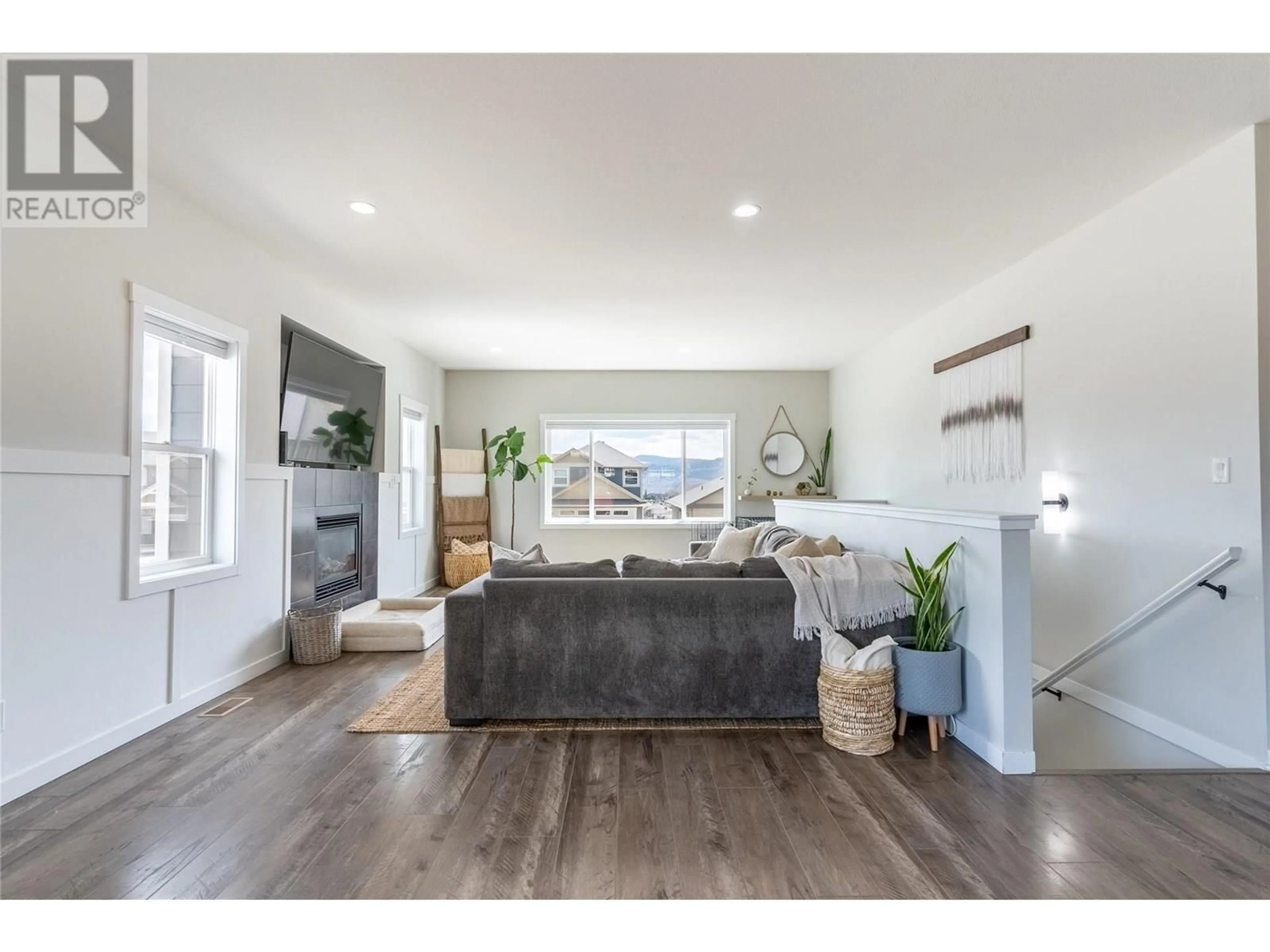 Living room with furniture, wood/laminate floor for 2121 DOUBLETREE CRESCENT, Kamloops British Columbia V2B0E9