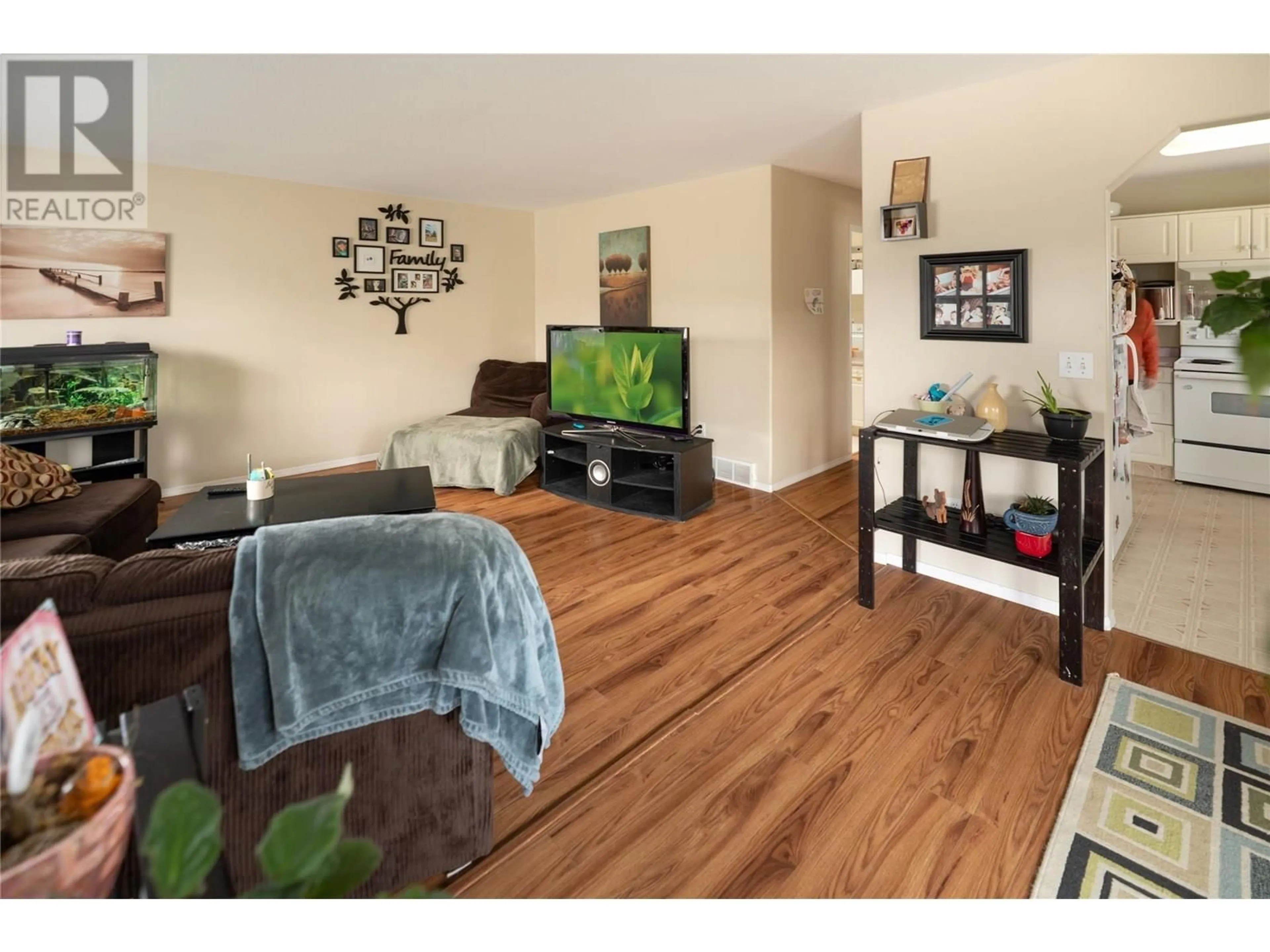 Living room with furniture, wood/laminate floor for 430 MCLENNAN CRESCENT, Kelowna British Columbia V1X7M9
