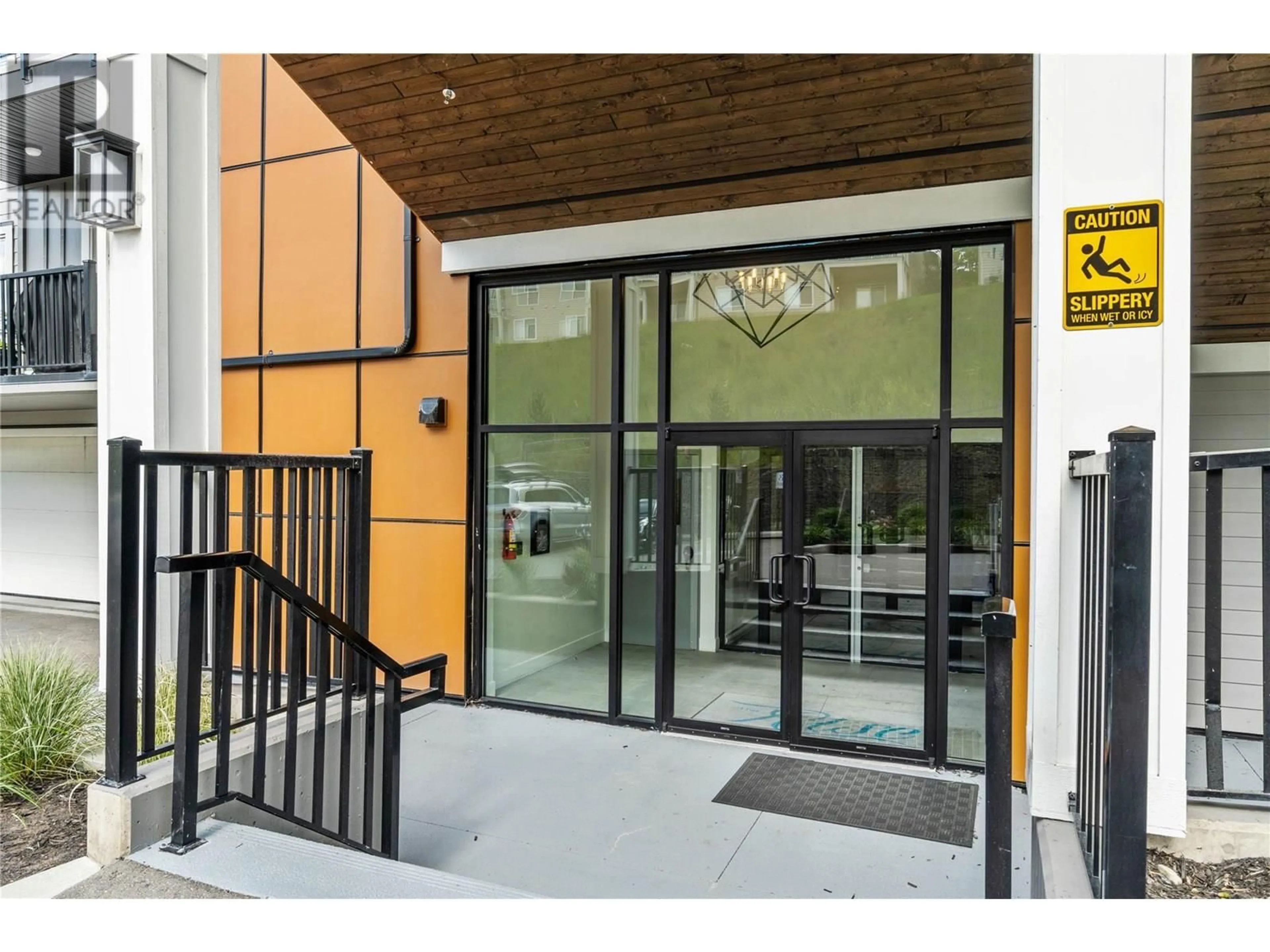 Indoor foyer for 204 - 2046 ROBSON PLACE, Kamloops British Columbia V2E0A5