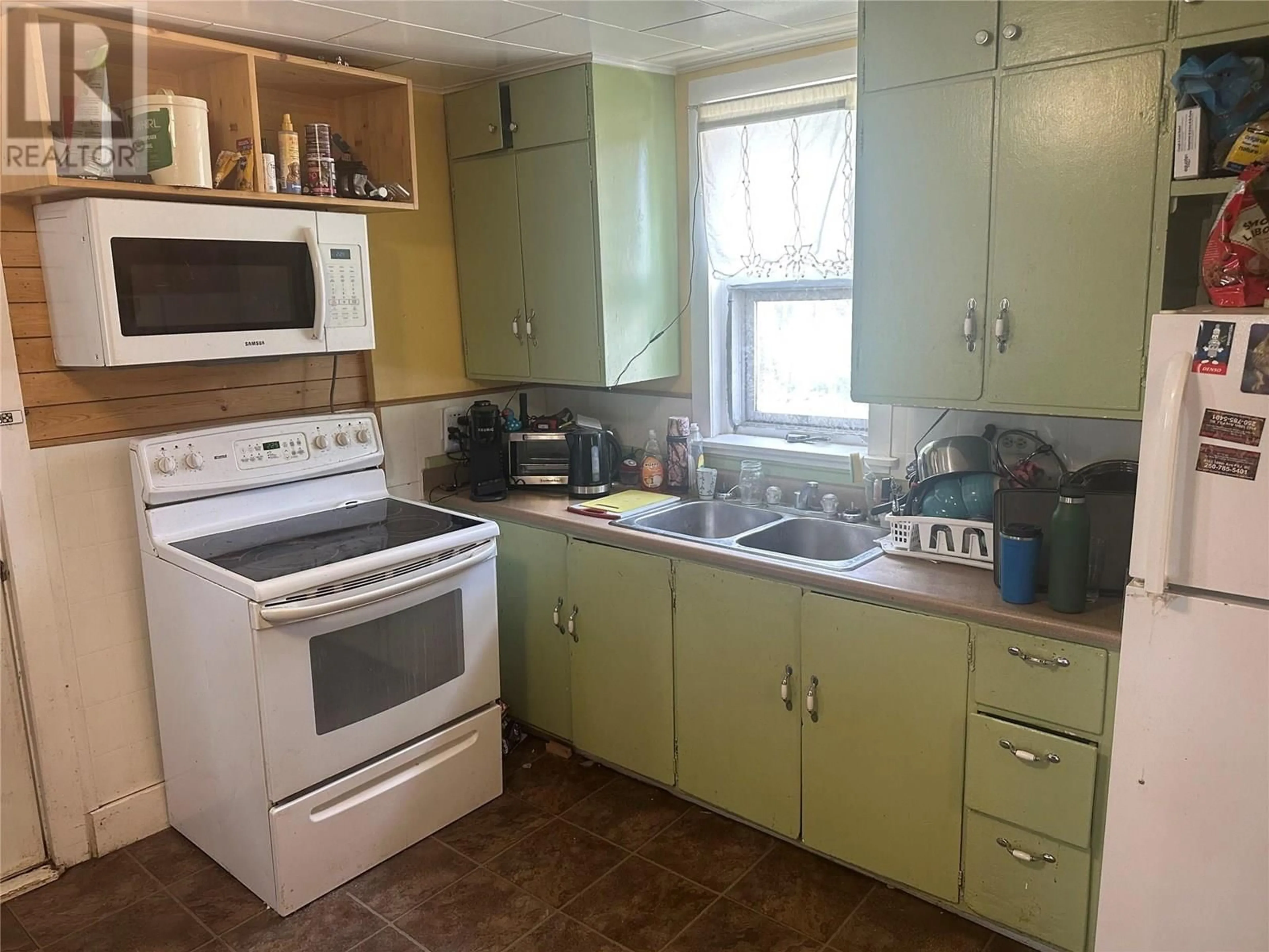 Standard kitchen, unknown for 1616 102 AVENUE, Dawson Creek British Columbia V1G2E4