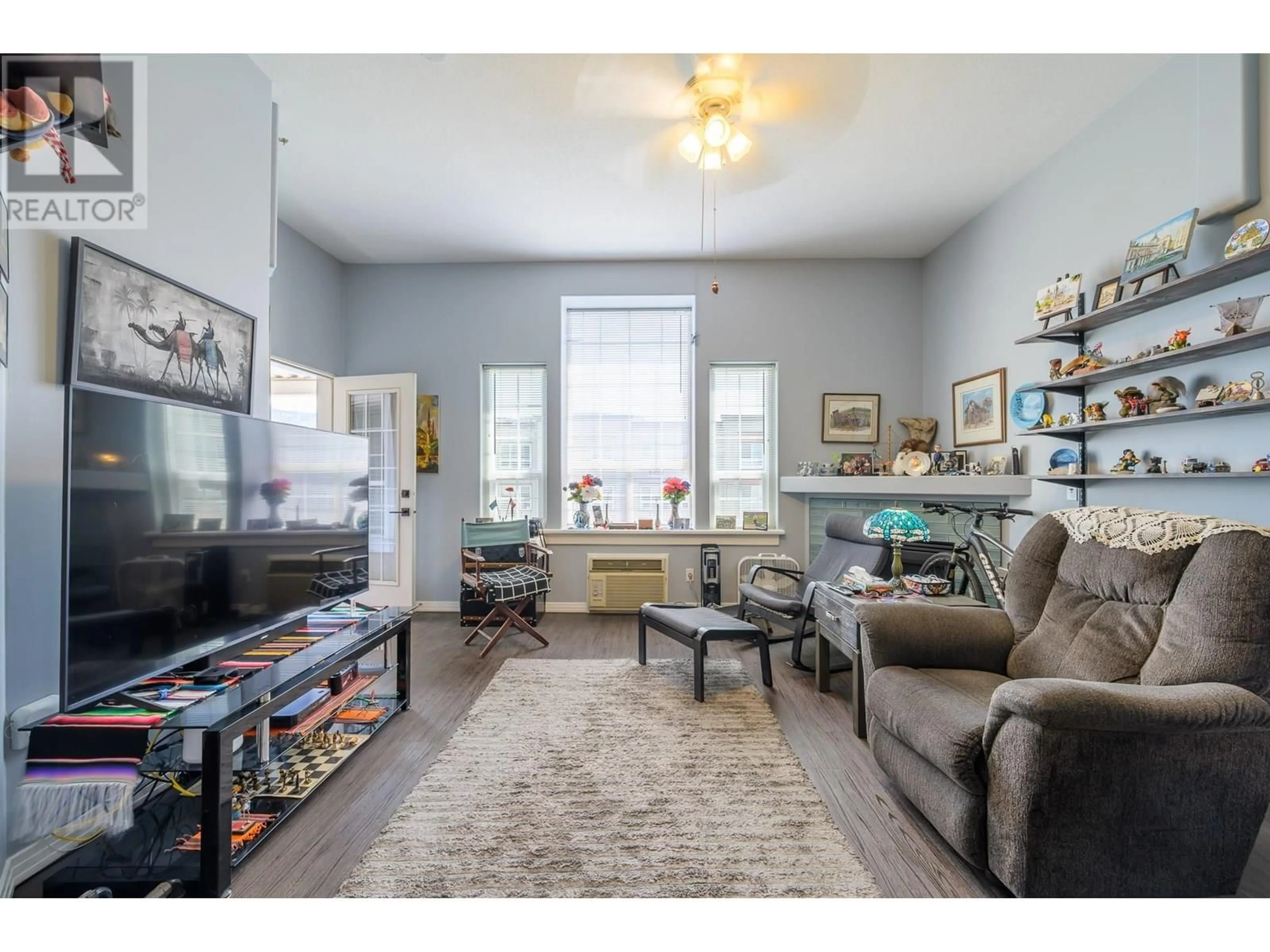 Living room with furniture, unknown for 414 - 554 SEYMOUR STREET, Kamloops British Columbia V2C2G9
