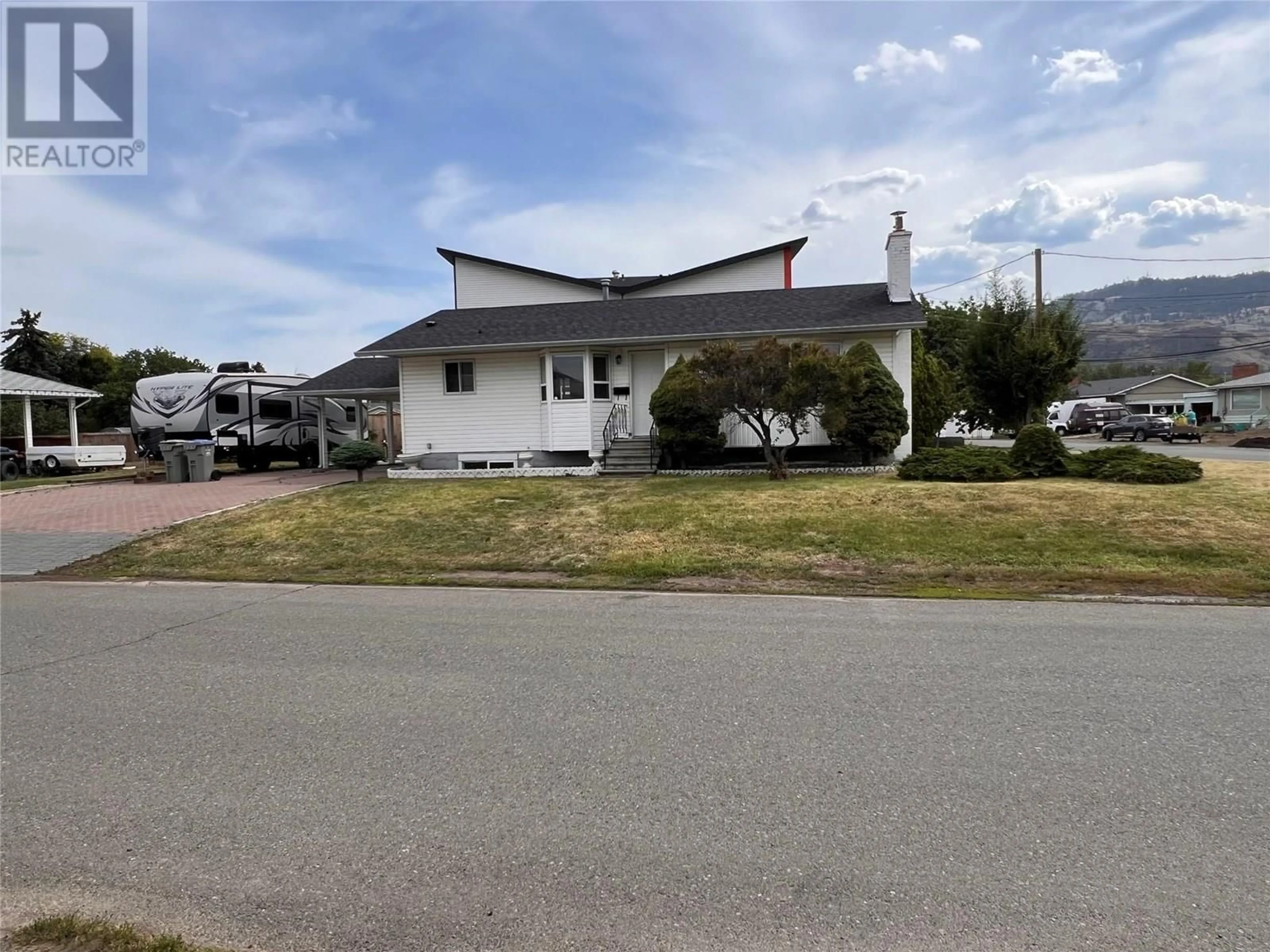 A pic from outside/outdoor area/front of a property/back of a property/a pic from drone, street for 971 KIRKLAND PLACE, Kamloops British Columbia V2B3Y7