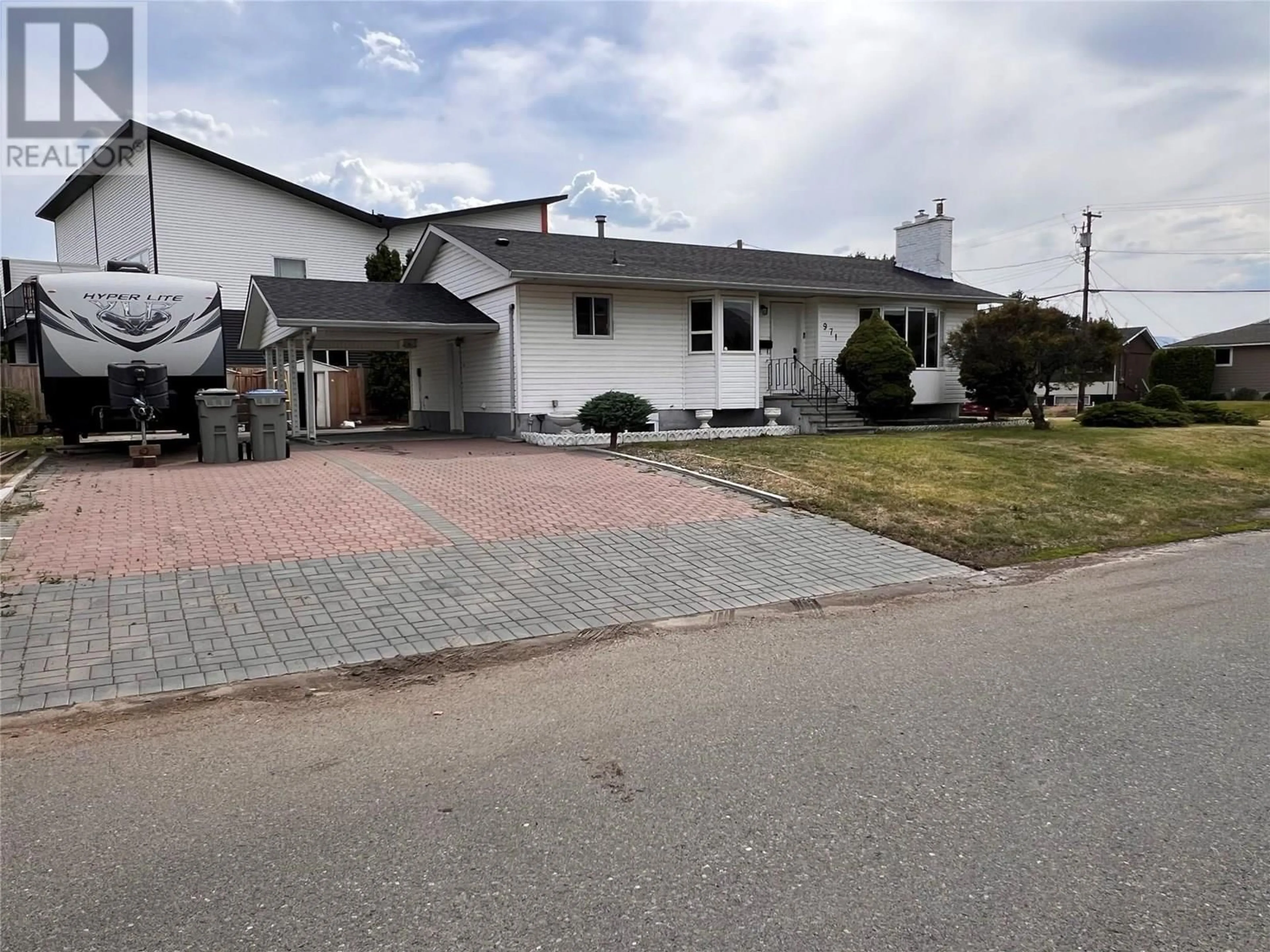 A pic from outside/outdoor area/front of a property/back of a property/a pic from drone, street for 971 KIRKLAND PLACE, Kamloops British Columbia V2B3Y7