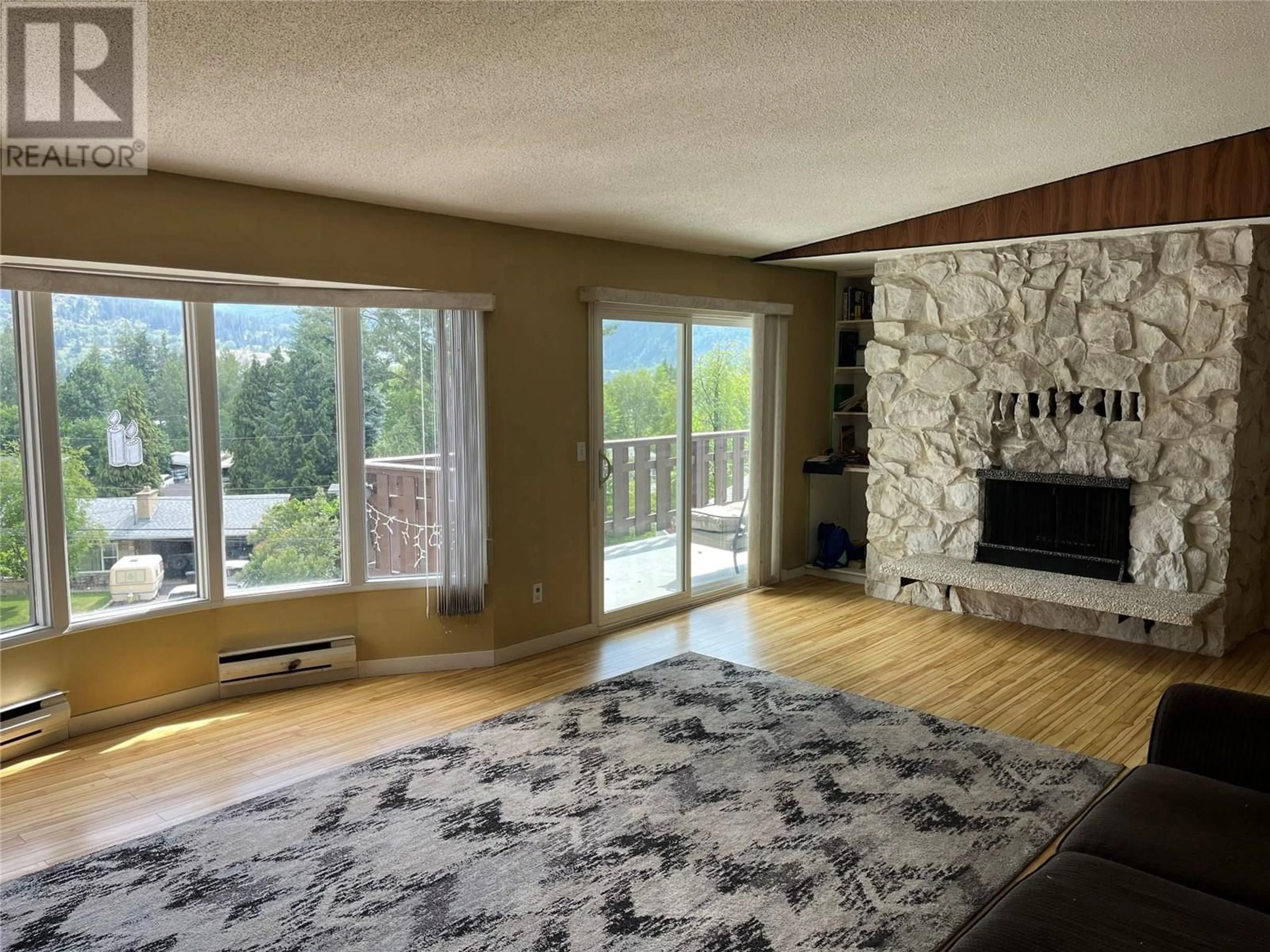 Living room with furniture, unknown for 801 LYNNWOOD CRESCENT, Castlegar British Columbia V1N1E5