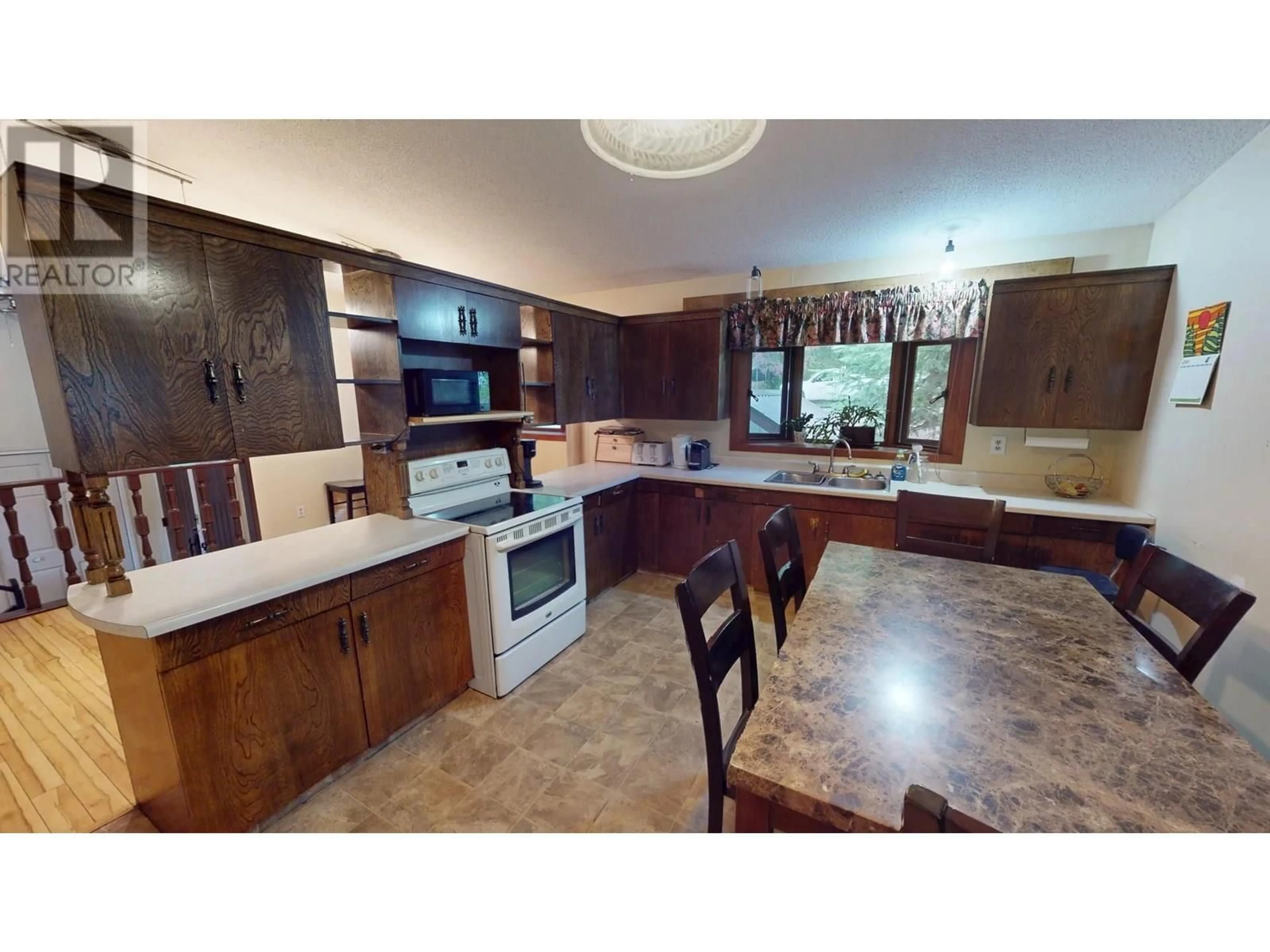 Open concept kitchen, unknown for 801 LYNNWOOD CRESCENT, Castlegar British Columbia V1N1E5