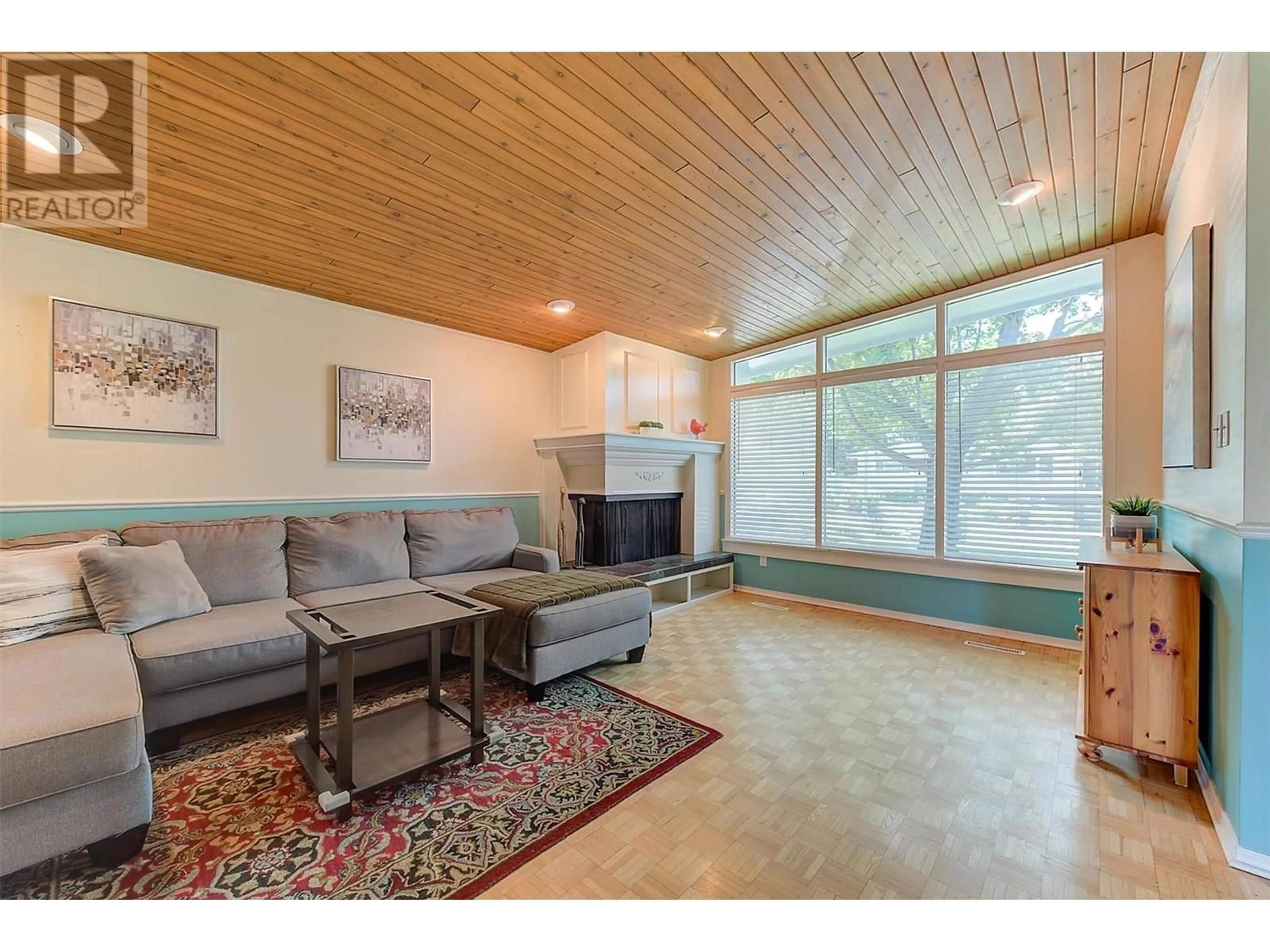 Living room with furniture, wood/laminate floor for 1273 MOUNTAINVIEW STREET, Kelowna British Columbia V1Y4M9