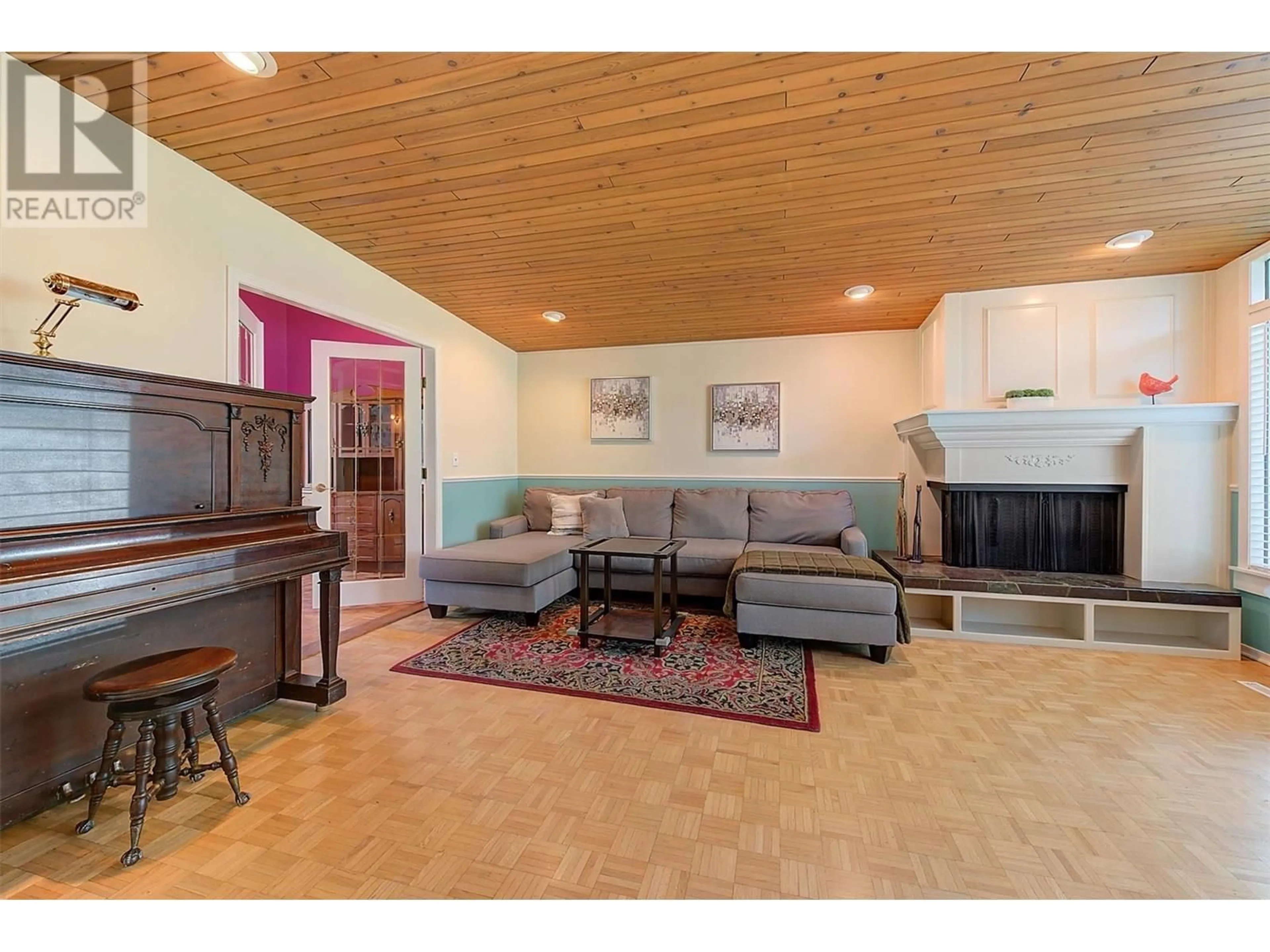 Living room with furniture, wood/laminate floor for 1273 MOUNTAINVIEW STREET, Kelowna British Columbia V1Y4M9