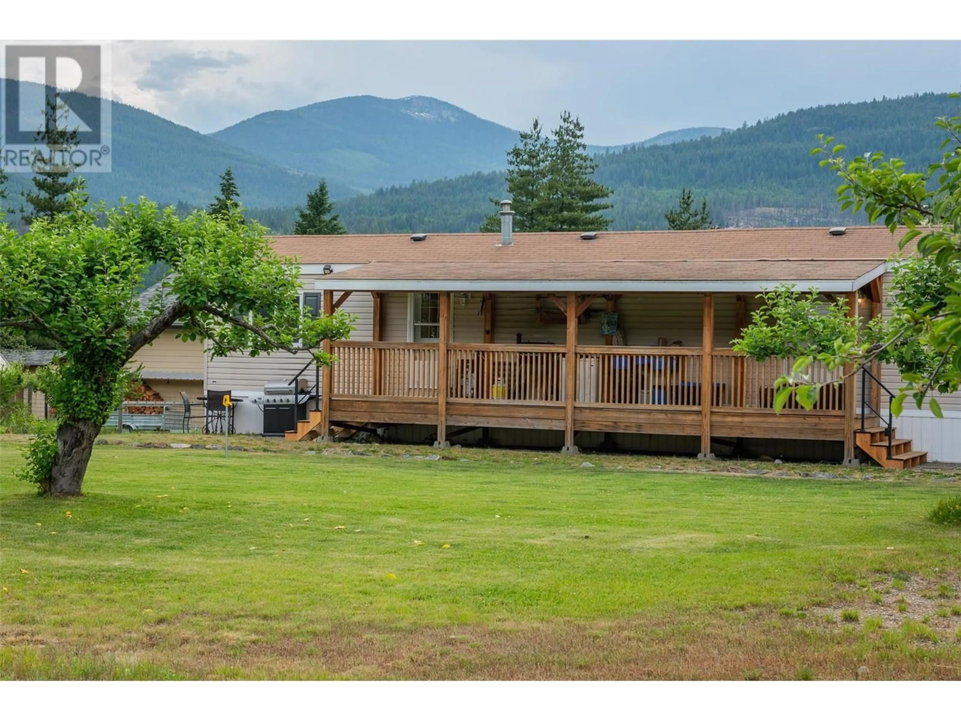 A pic from outside/outdoor area/front of a property/back of a property/a pic from drone, mountain view for 976 WATERLOO ROAD, Castlegar British Columbia V1N4M3