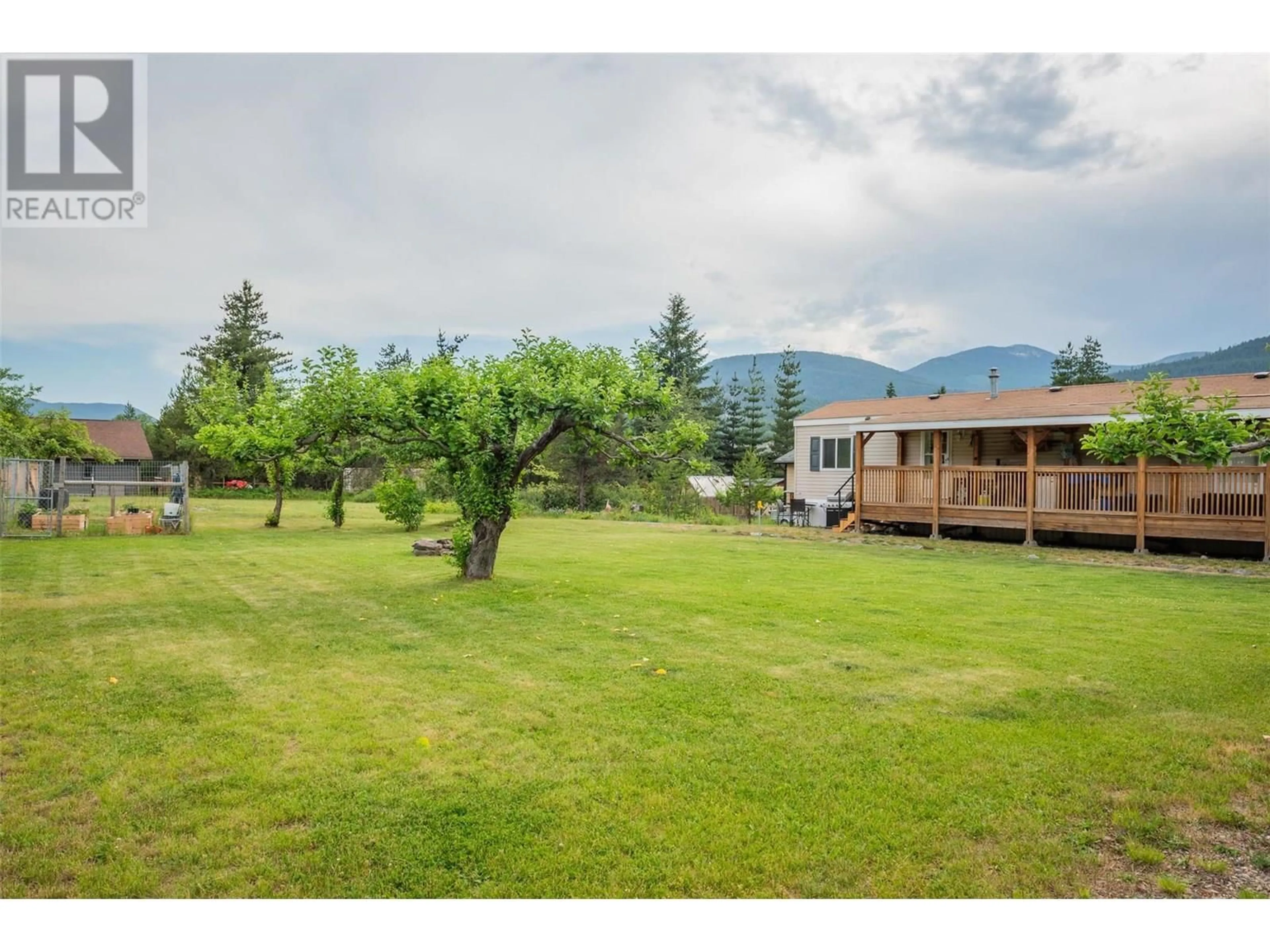 A pic from outside/outdoor area/front of a property/back of a property/a pic from drone, mountain view for 976 WATERLOO ROAD, Castlegar British Columbia V1N4M3