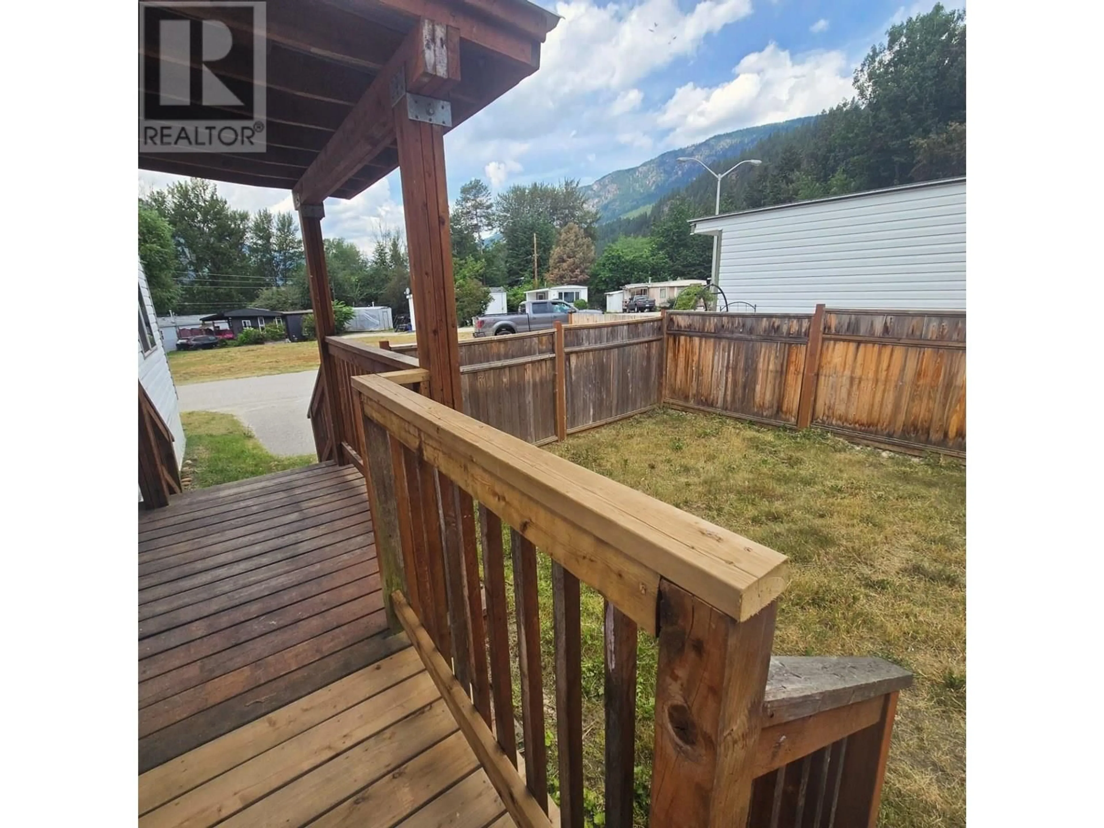 Patio, water/lake/river/ocean view for 4 - 4029 BROADWATER ROAD, Robson British Columbia V1N4V6