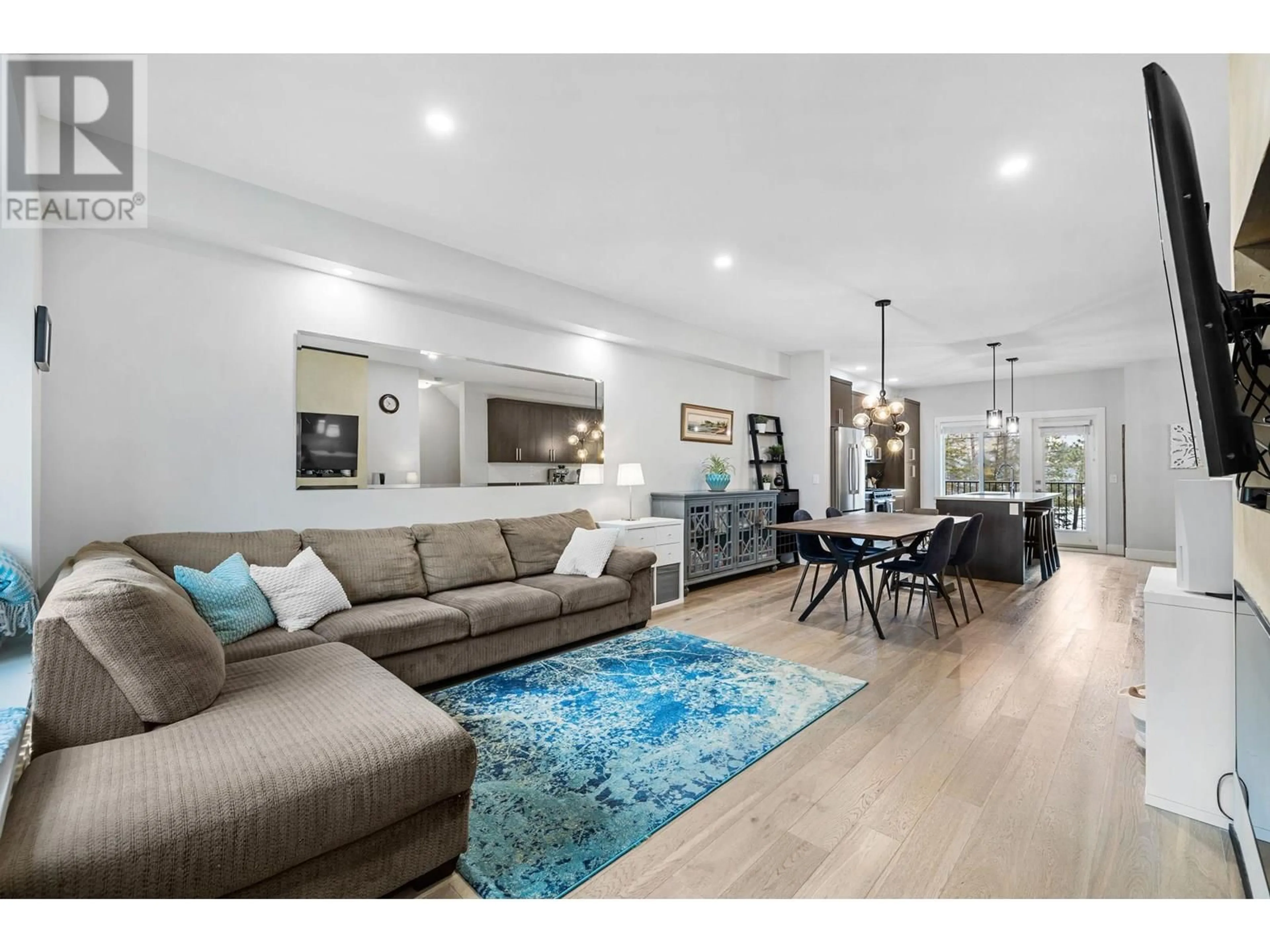 Living room with furniture, unknown for 9 - 1450 UNION ROAD, Kelowna British Columbia V1V3E1