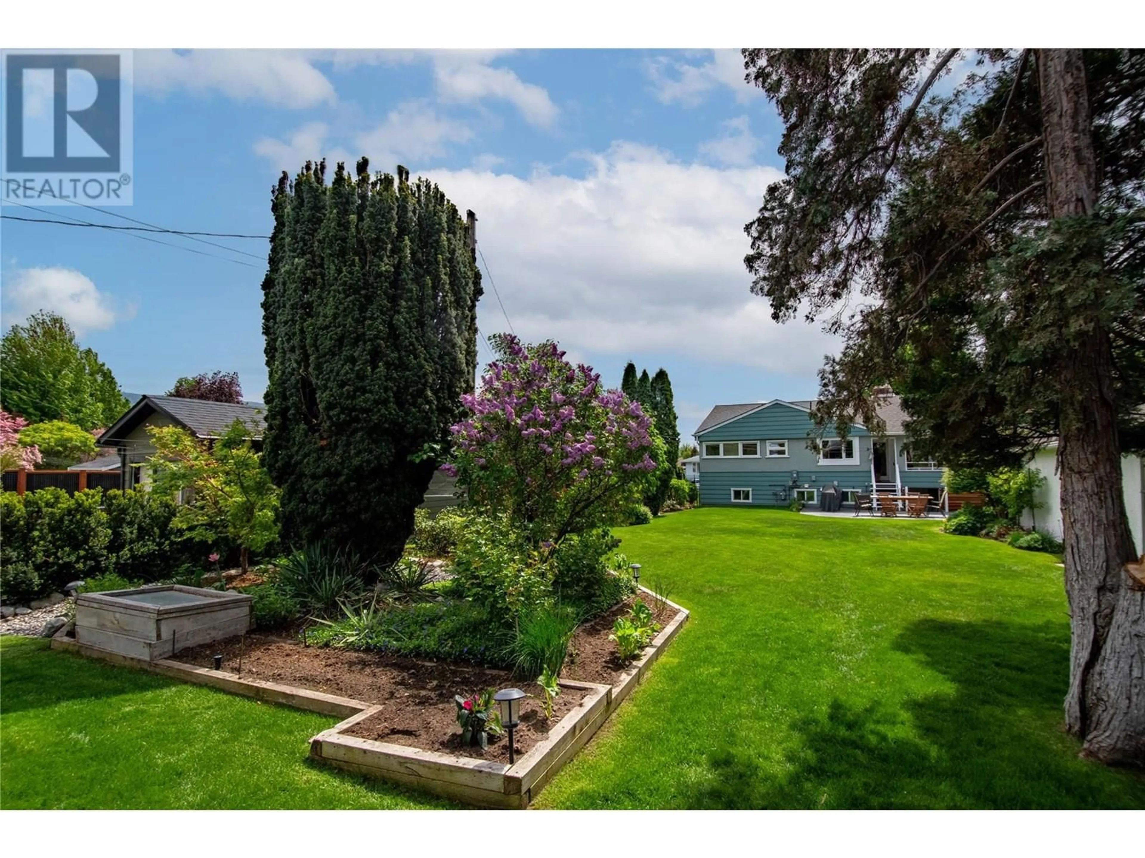 A pic from outside/outdoor area/front of a property/back of a property/a pic from drone, water/lake/river/ocean view for 403 WINDSOR AVENUE, Penticton British Columbia V2A2K5