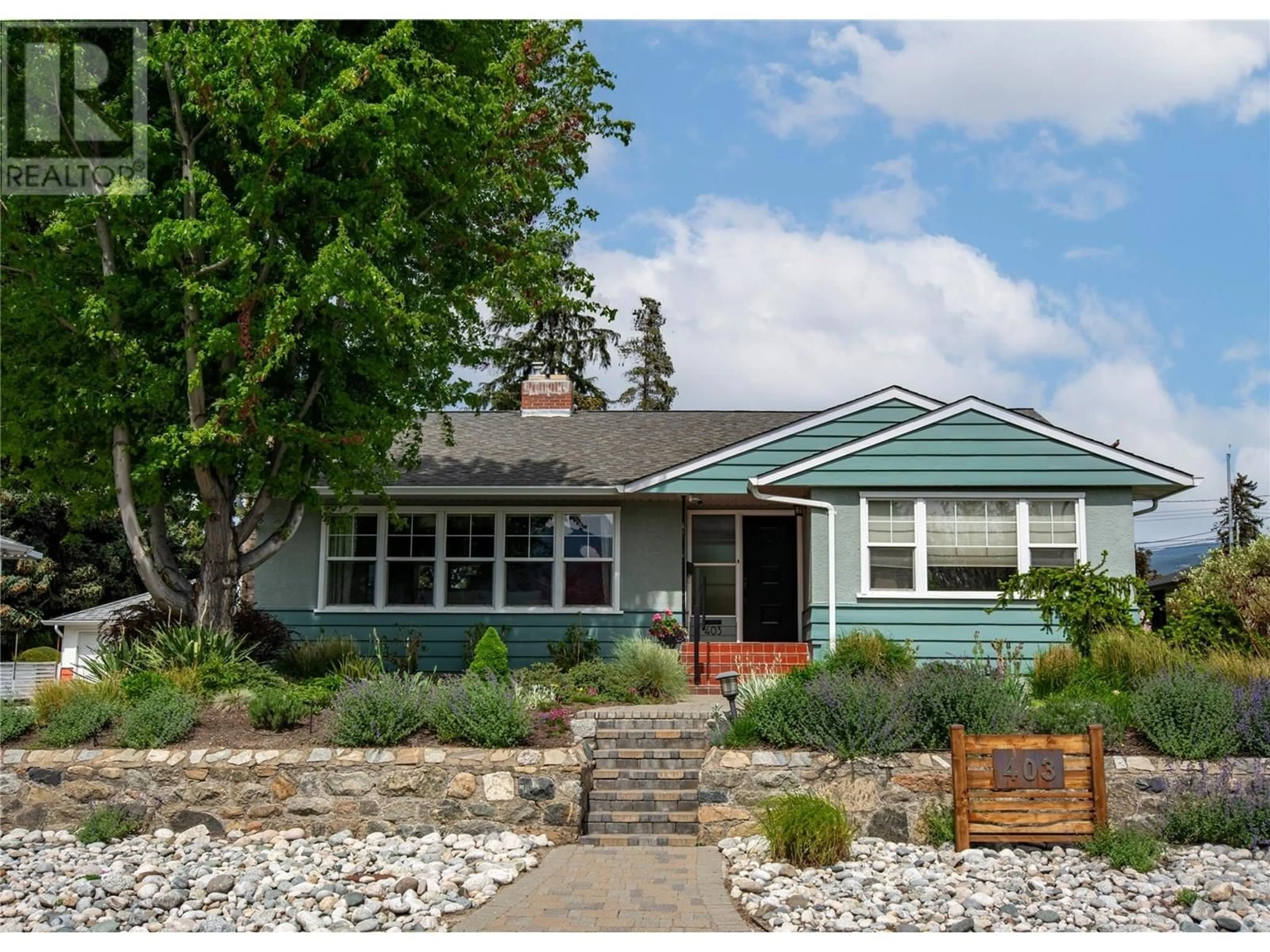 Home with vinyl exterior material, street for 403 WINDSOR AVENUE, Penticton British Columbia V2A2K5