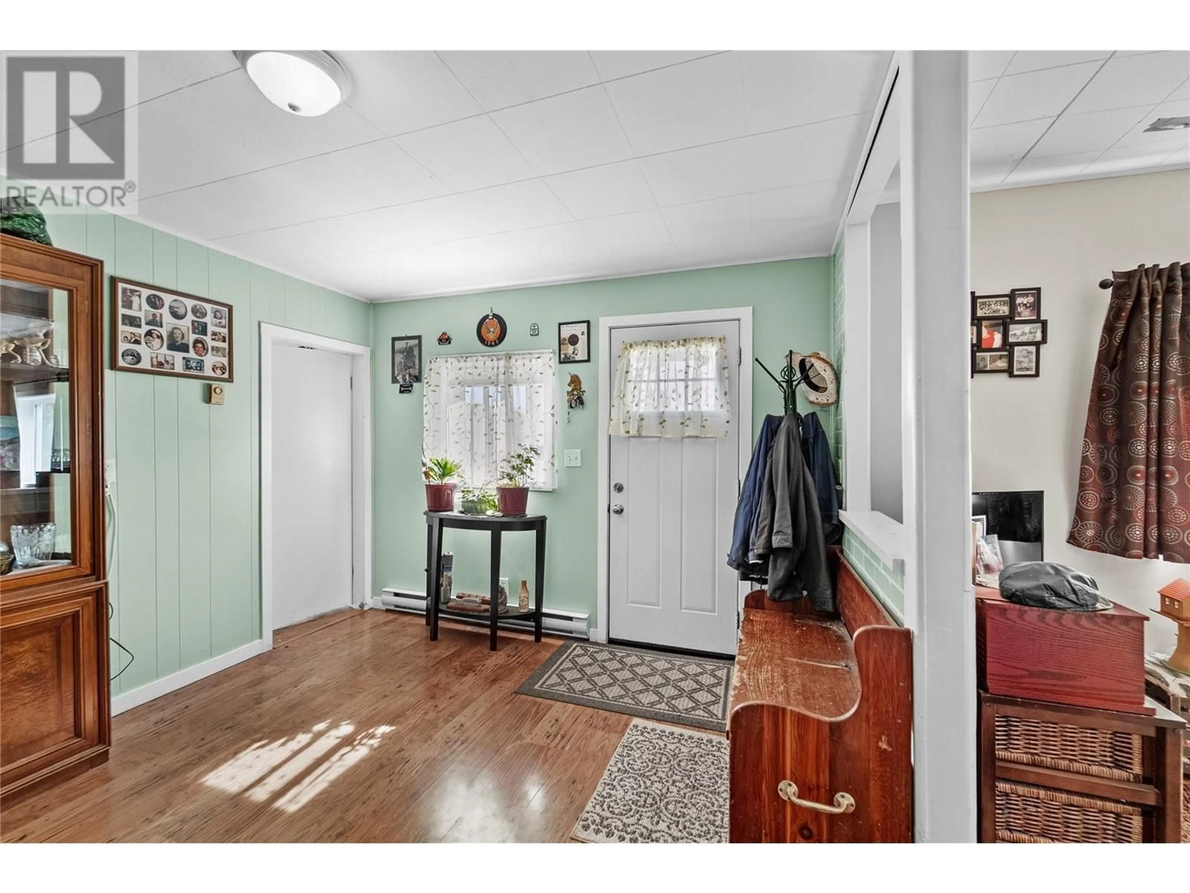 Indoor entryway for 1551 BLAIR STREET, Merritt British Columbia V1K1B8
