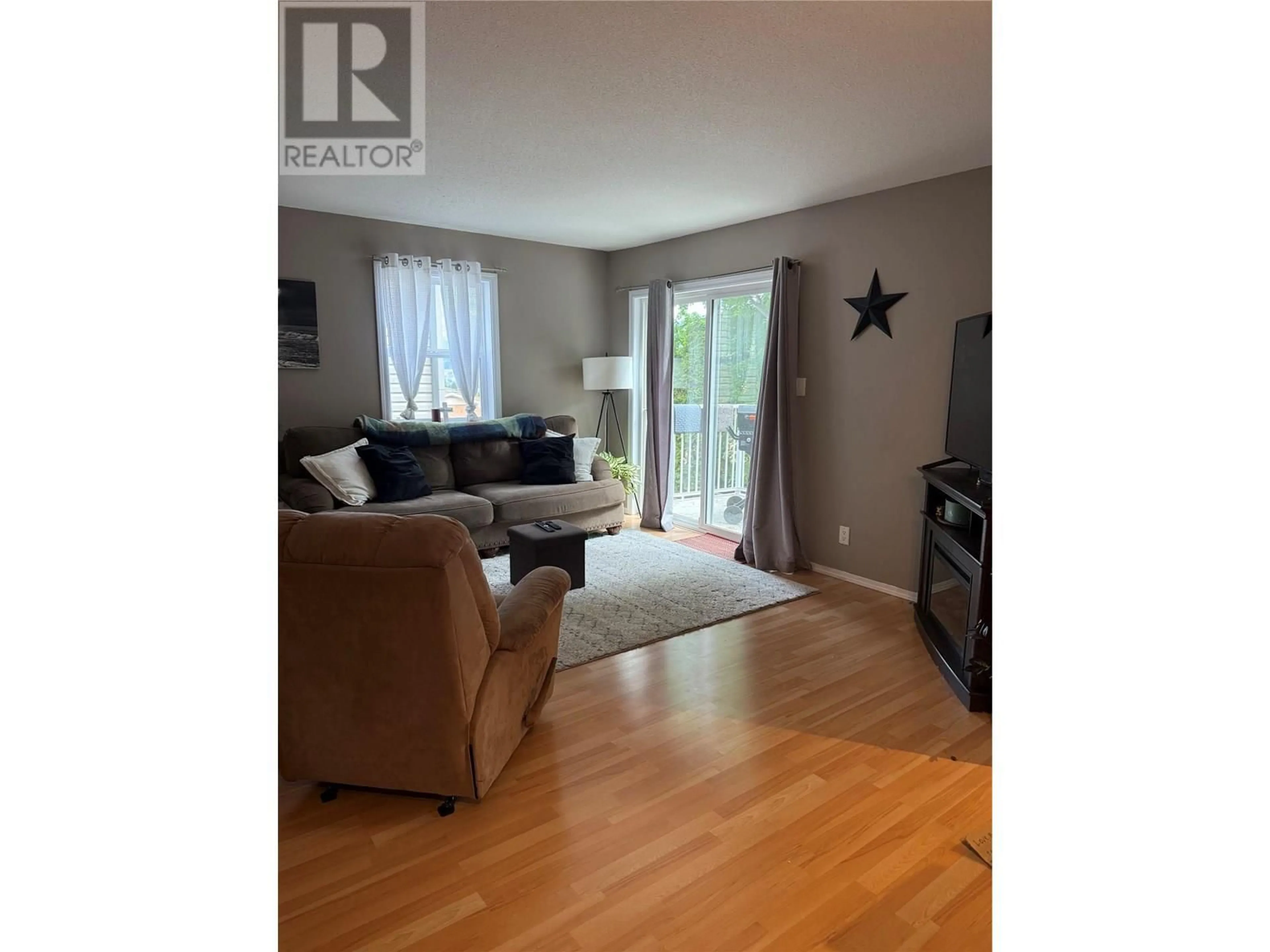 Living room with furniture, wood/laminate floor for 23 - 7915 HESPELER ROAD, Summerland British Columbia V0H1Z4