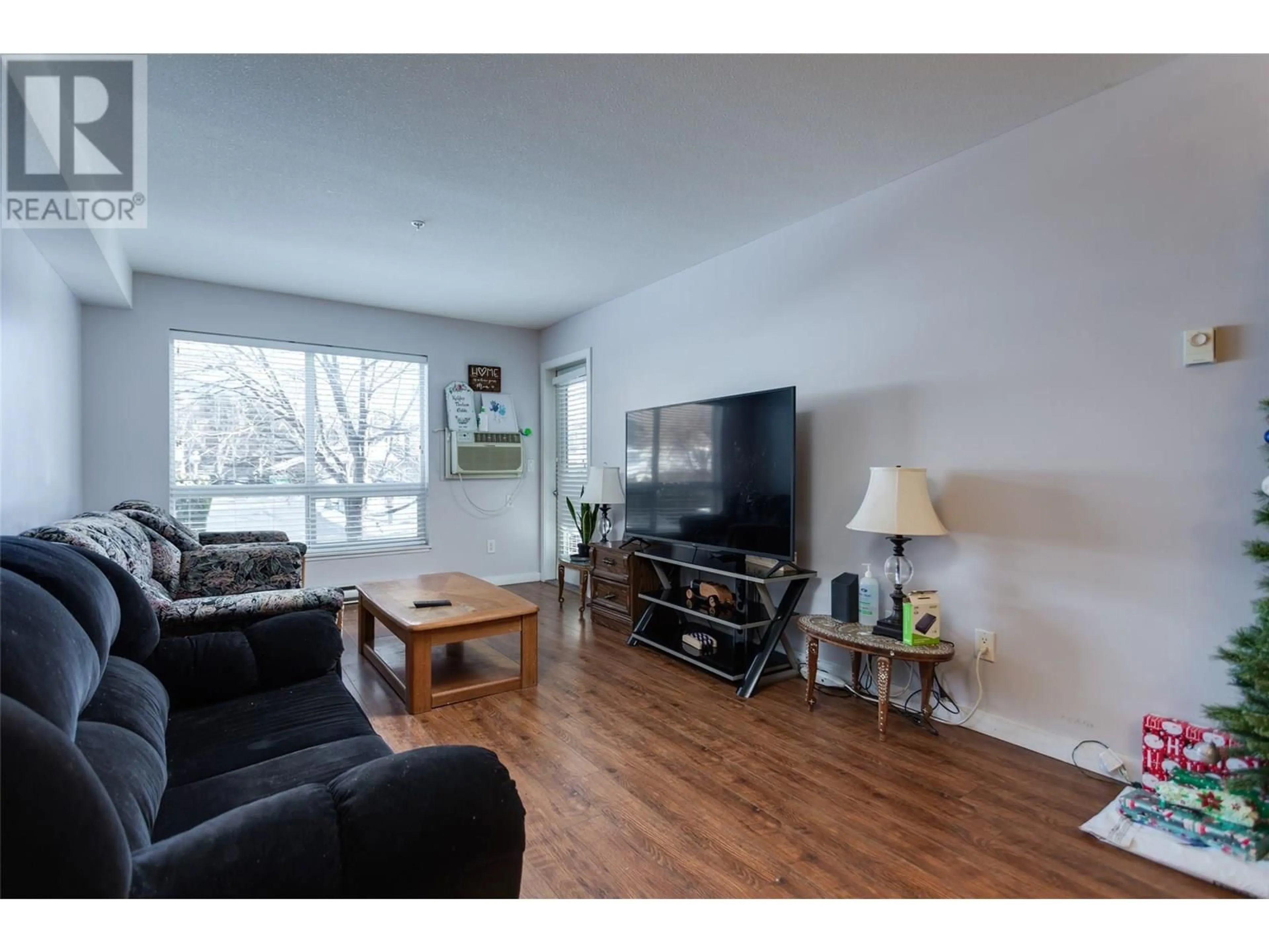 Living room with furniture, wood/laminate floor for 113 - 260 FRANKLYN ROAD, Kelowna British Columbia V1K1K1