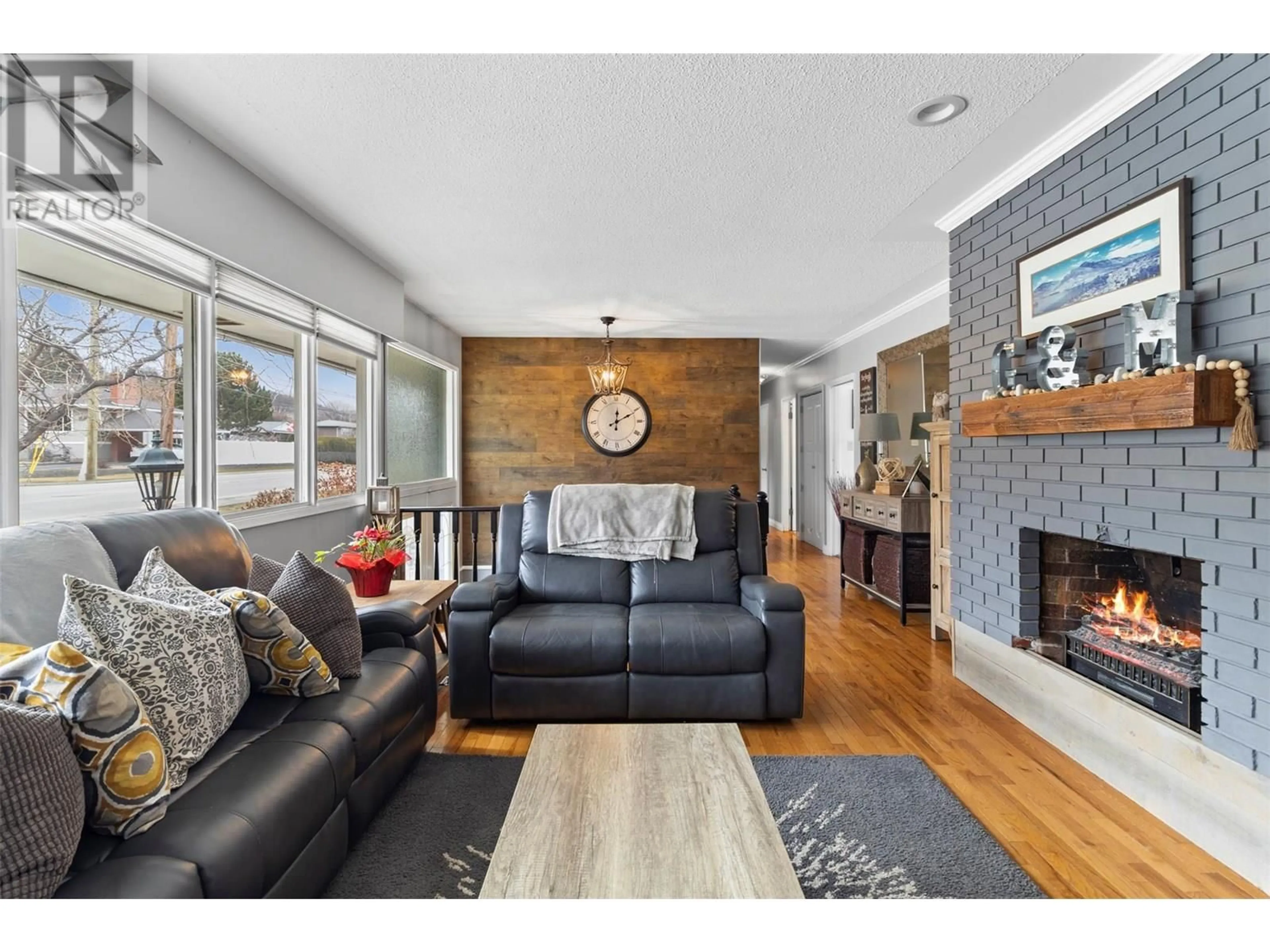 Living room with furniture, wood/laminate floor for 1886 VALLEYVIEW DRIVE, Kamloops British Columbia V2C4B9