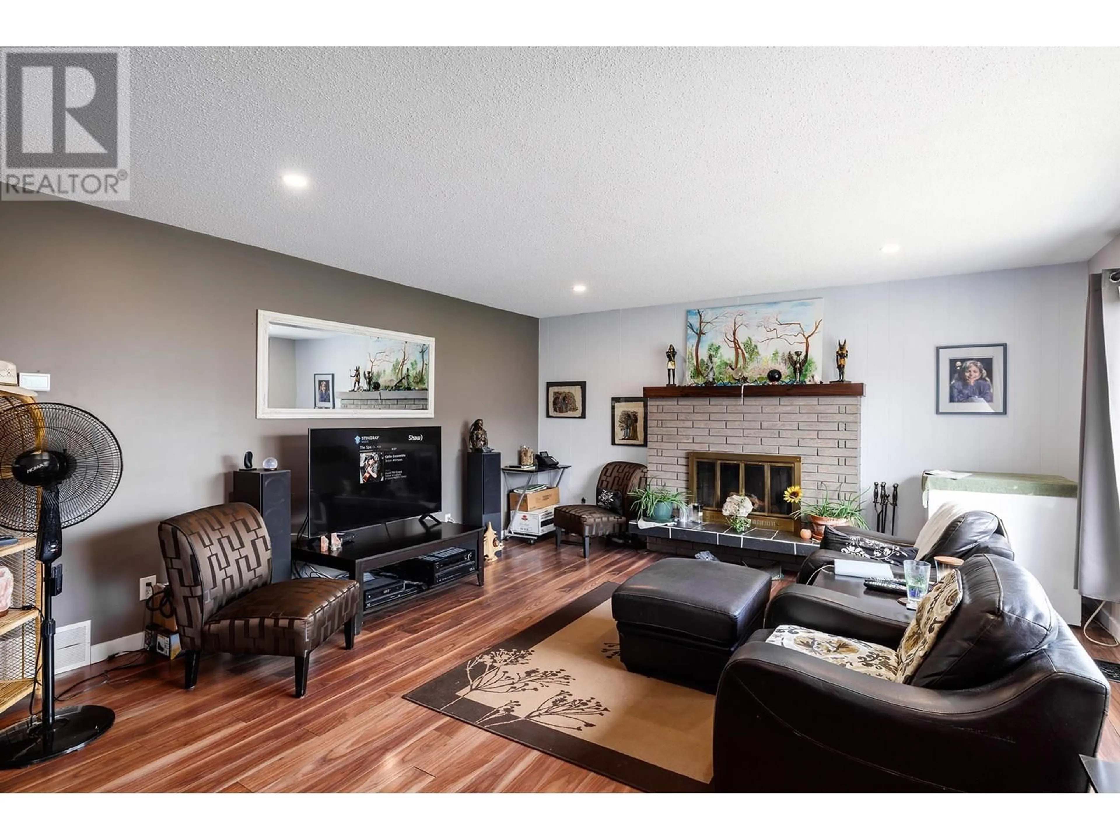 Living room with furniture, wood/laminate floor for 11175 PRETTY ROAD, Lake Country British Columbia V4V1H6