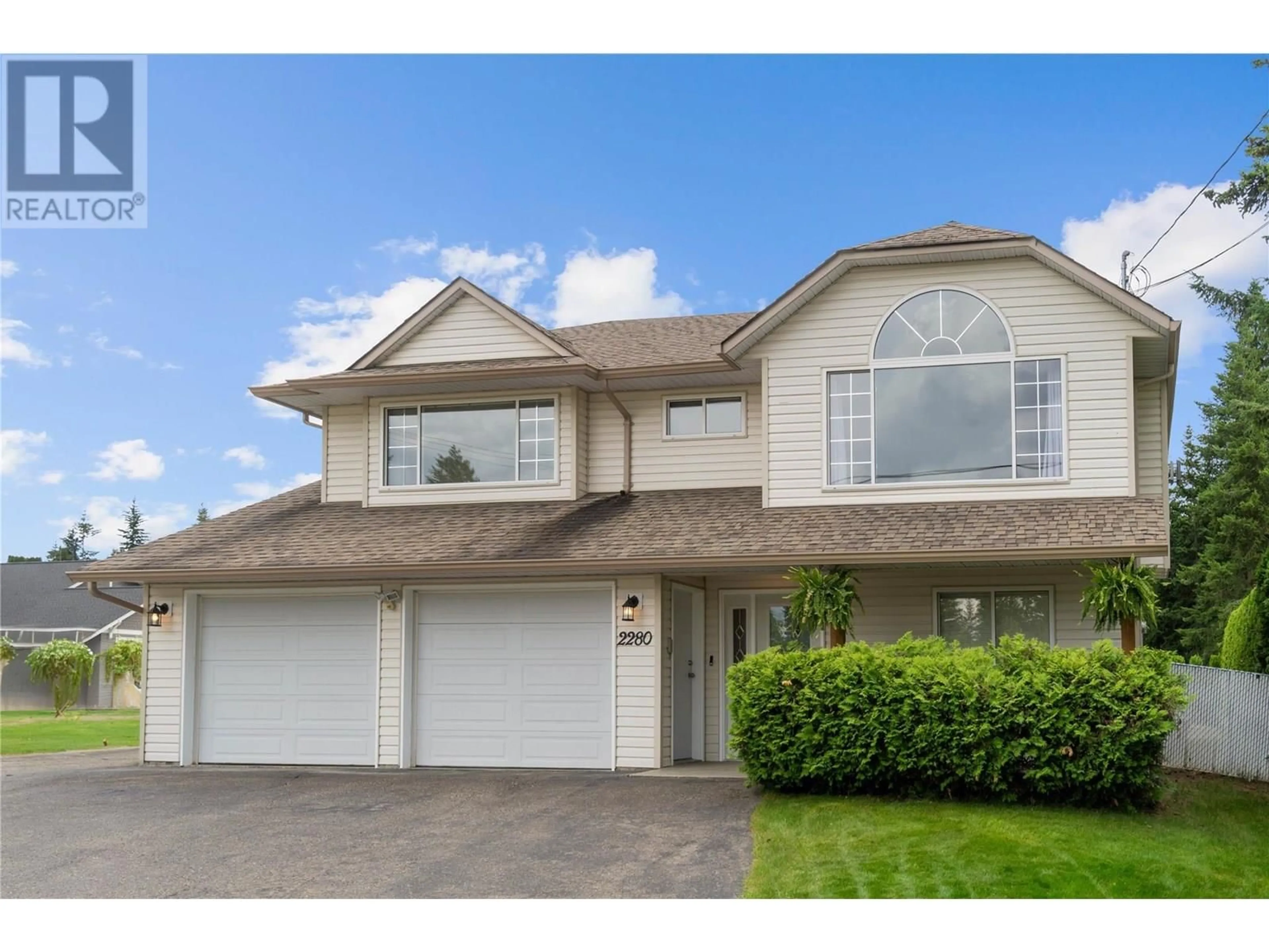 Home with vinyl exterior material, street for 2280 10 AVENUE SOUTHEAST, Salmon Arm British Columbia V1E2J4