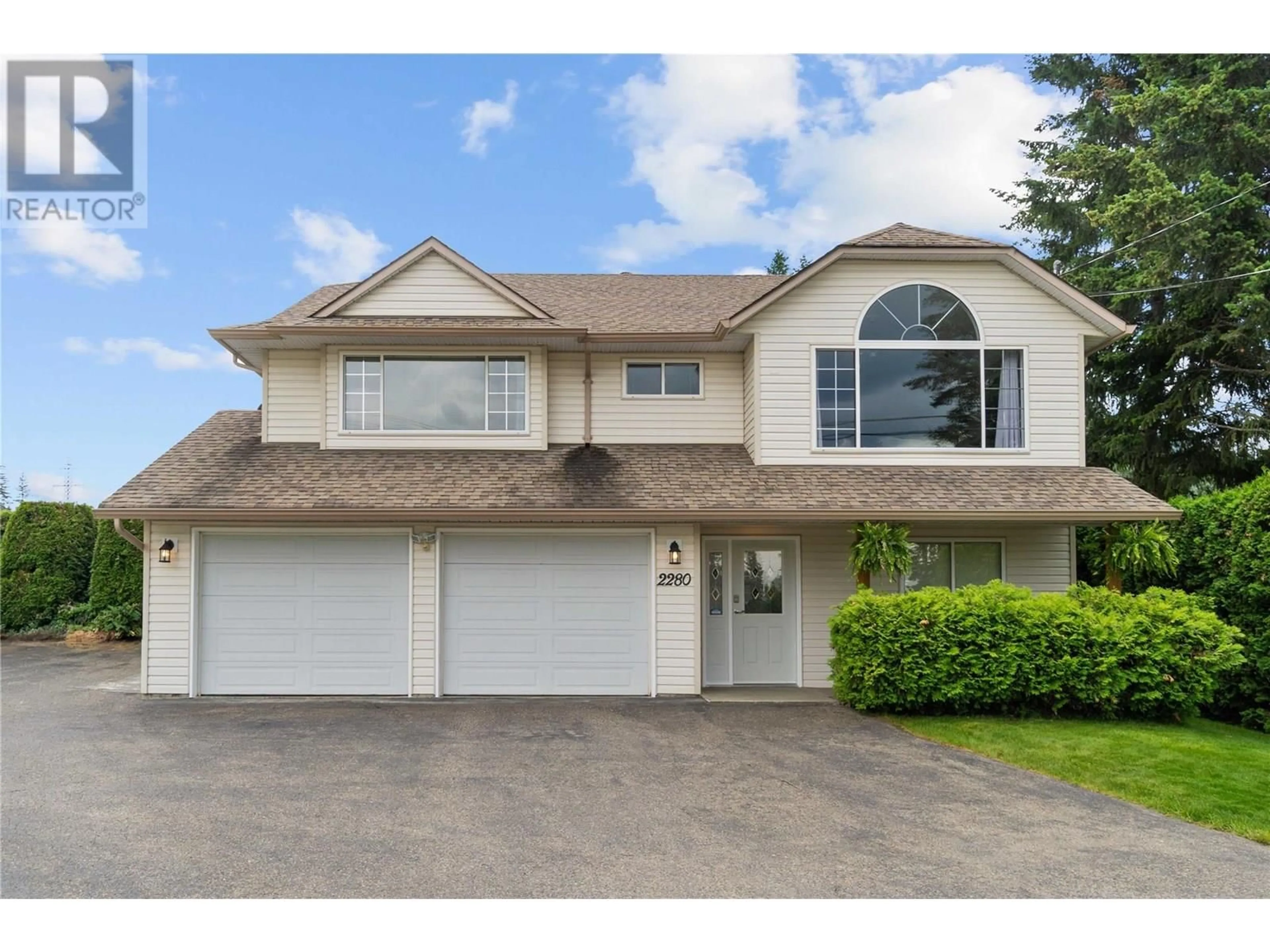 Home with vinyl exterior material, street for 2280 10 AVENUE SOUTHEAST, Salmon Arm British Columbia V1E2J4