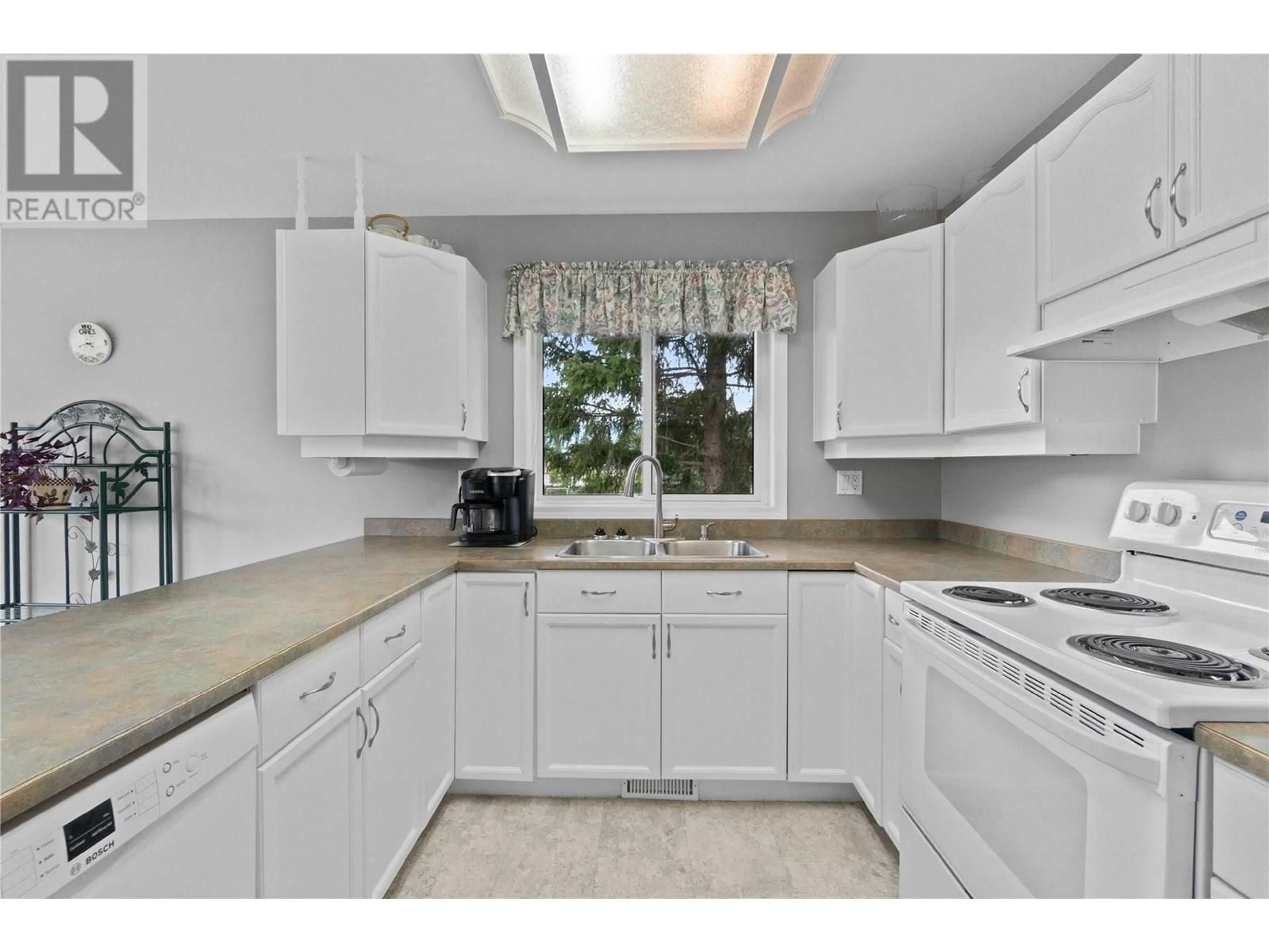 Standard kitchen, ceramic/tile floor for 2280 10 AVENUE SOUTHEAST, Salmon Arm British Columbia V1E2J4