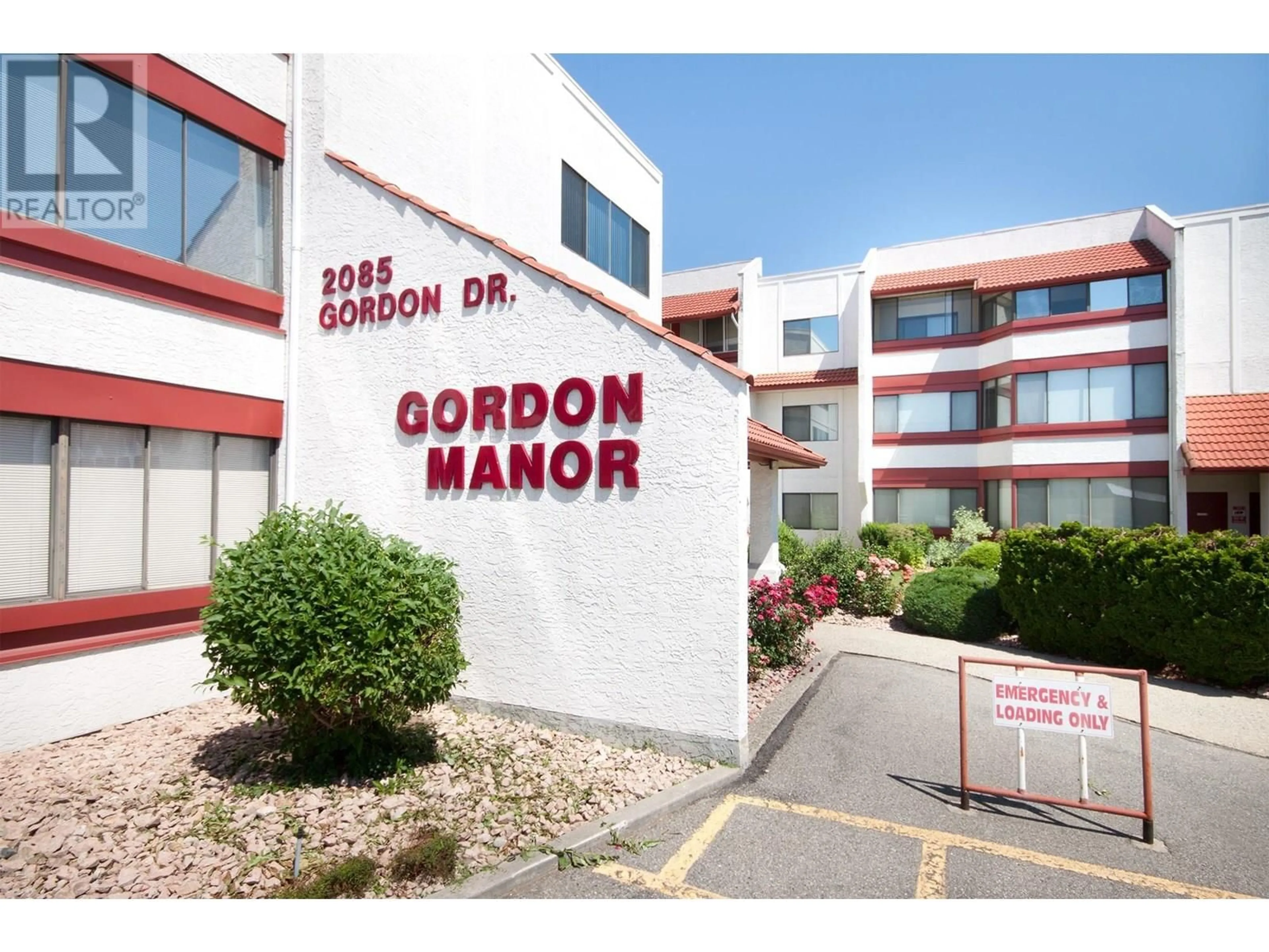 Indoor foyer for 204 - 2085 GORDON DRIVE, Kelowna British Columbia V1Y8S1