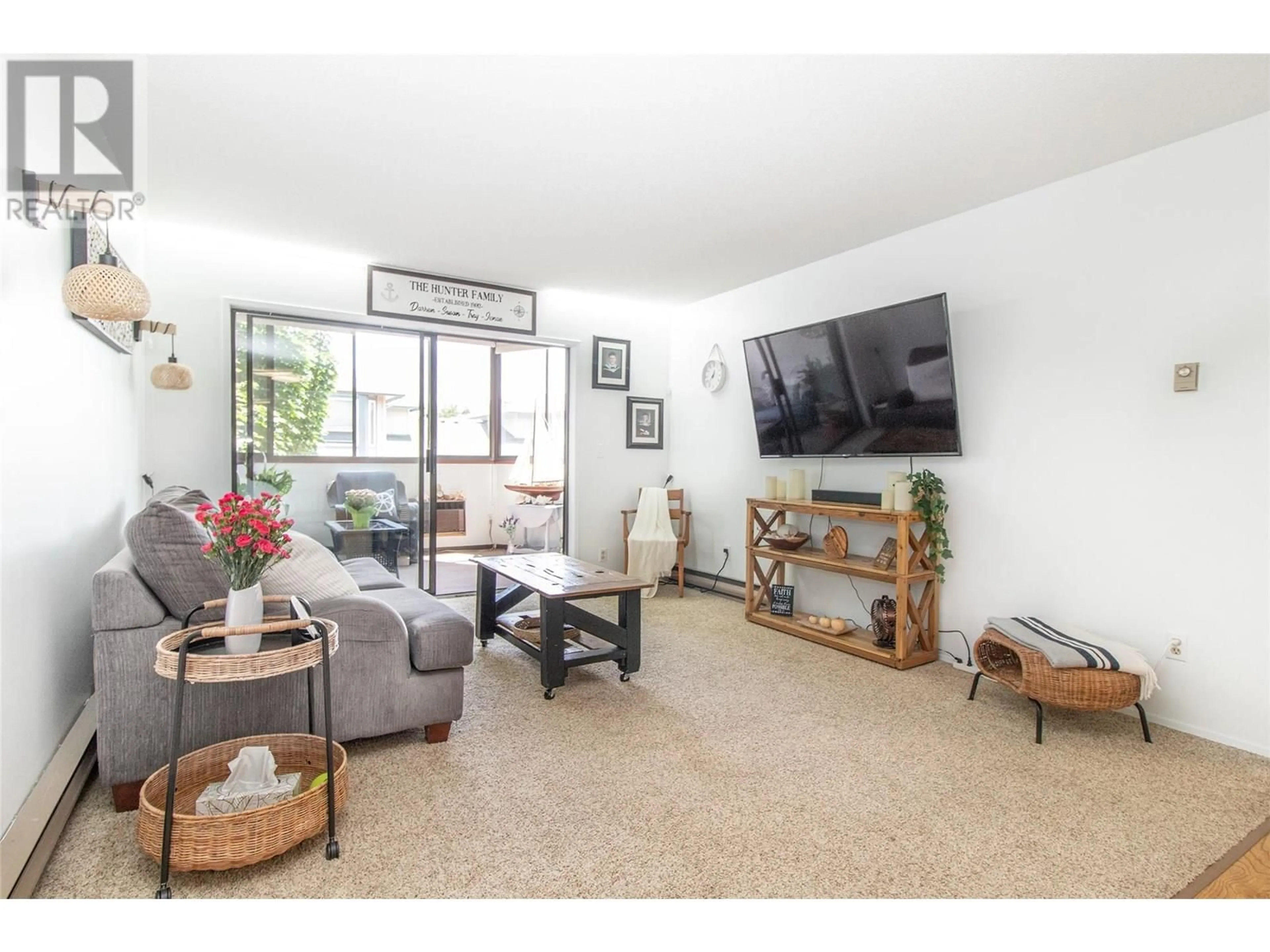 Living room with furniture, unknown for 204 - 2085 GORDON DRIVE, Kelowna British Columbia V1Y8S1