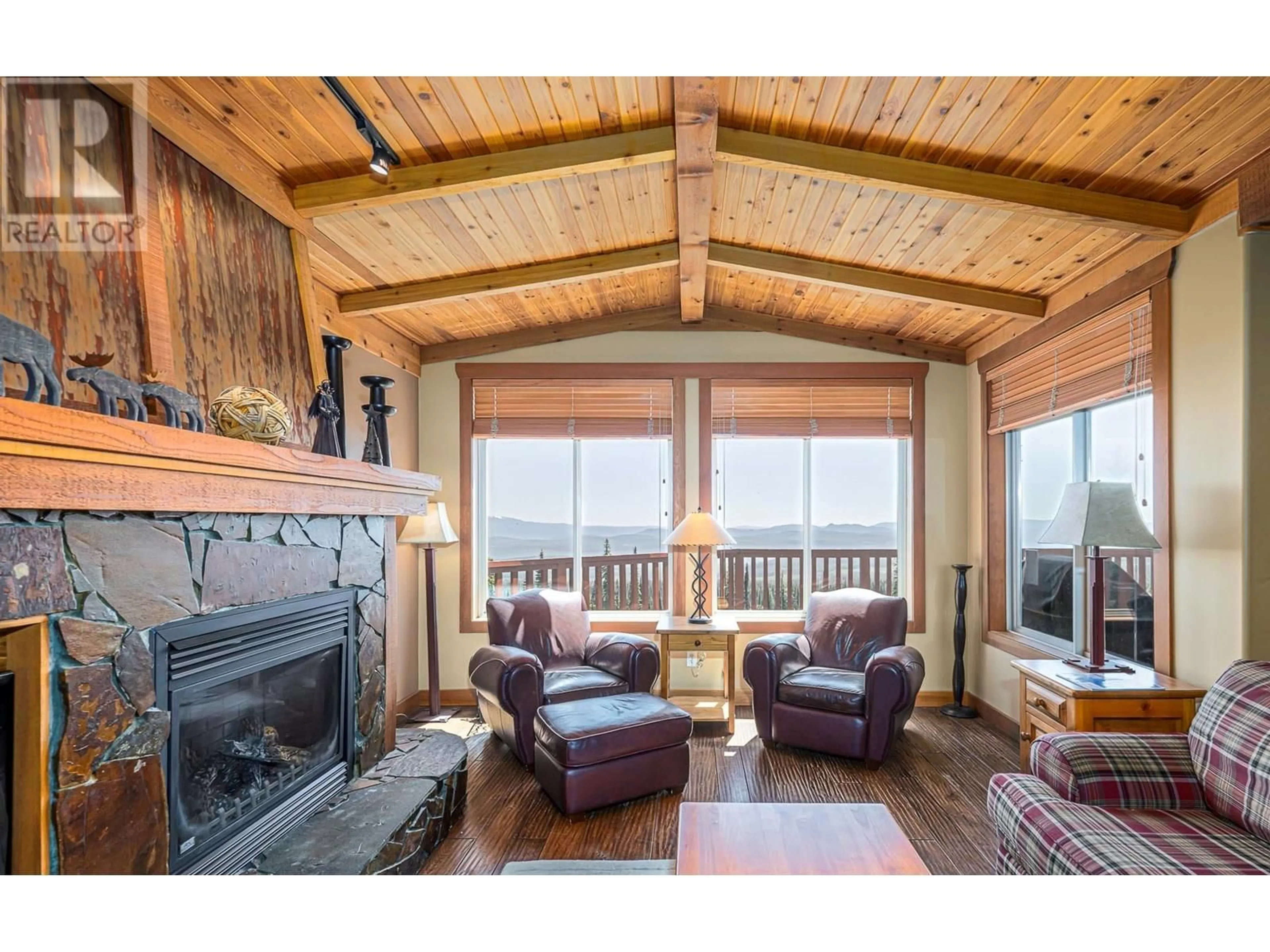 Living room with furniture, wood/laminate floor for 112 - 250 FEATHERTOP WAY, Big White British Columbia V1P1T4