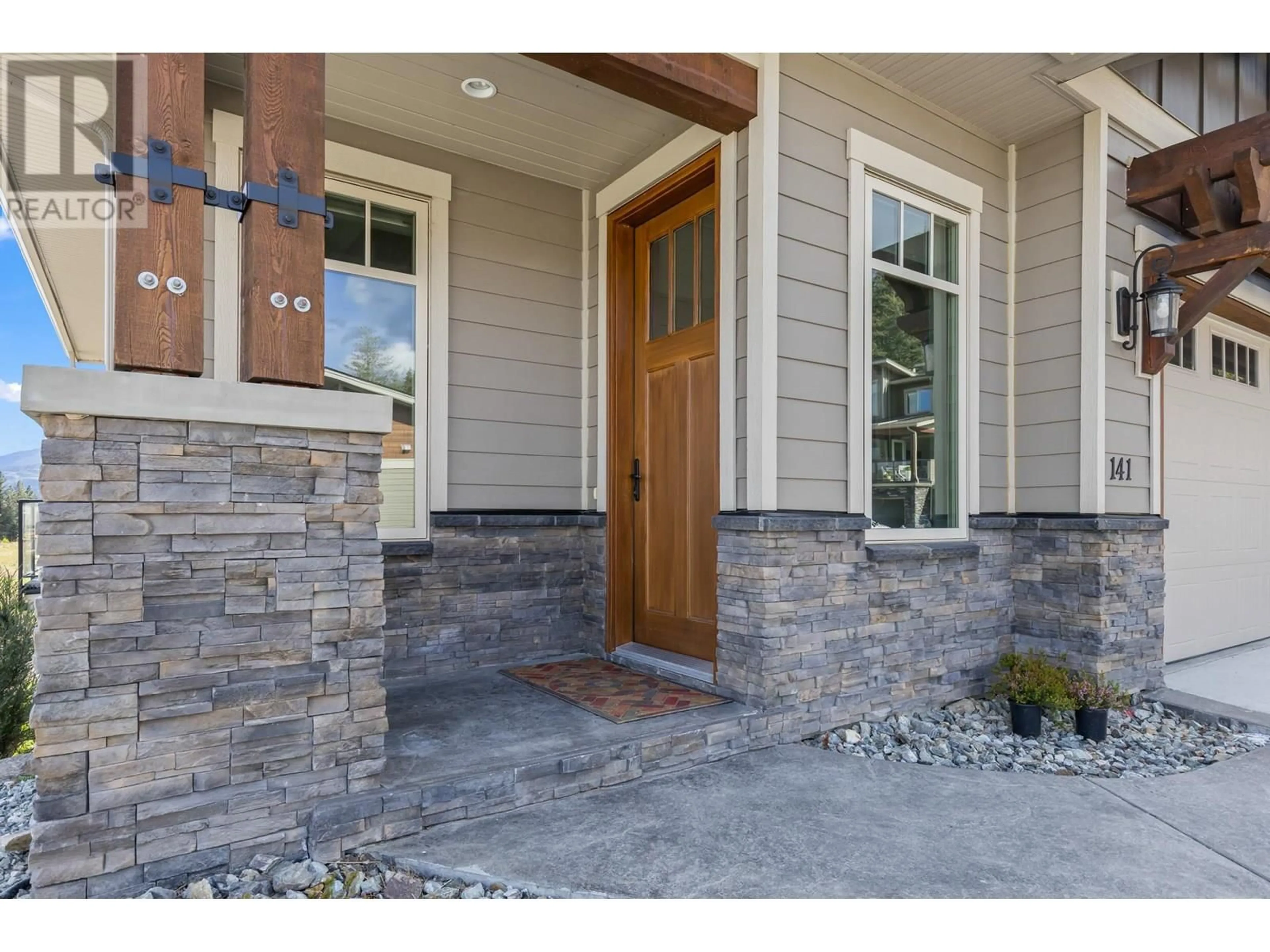 Indoor entryway for 141 - 4000 TRAILS PLACE, Peachland British Columbia V0H1X5