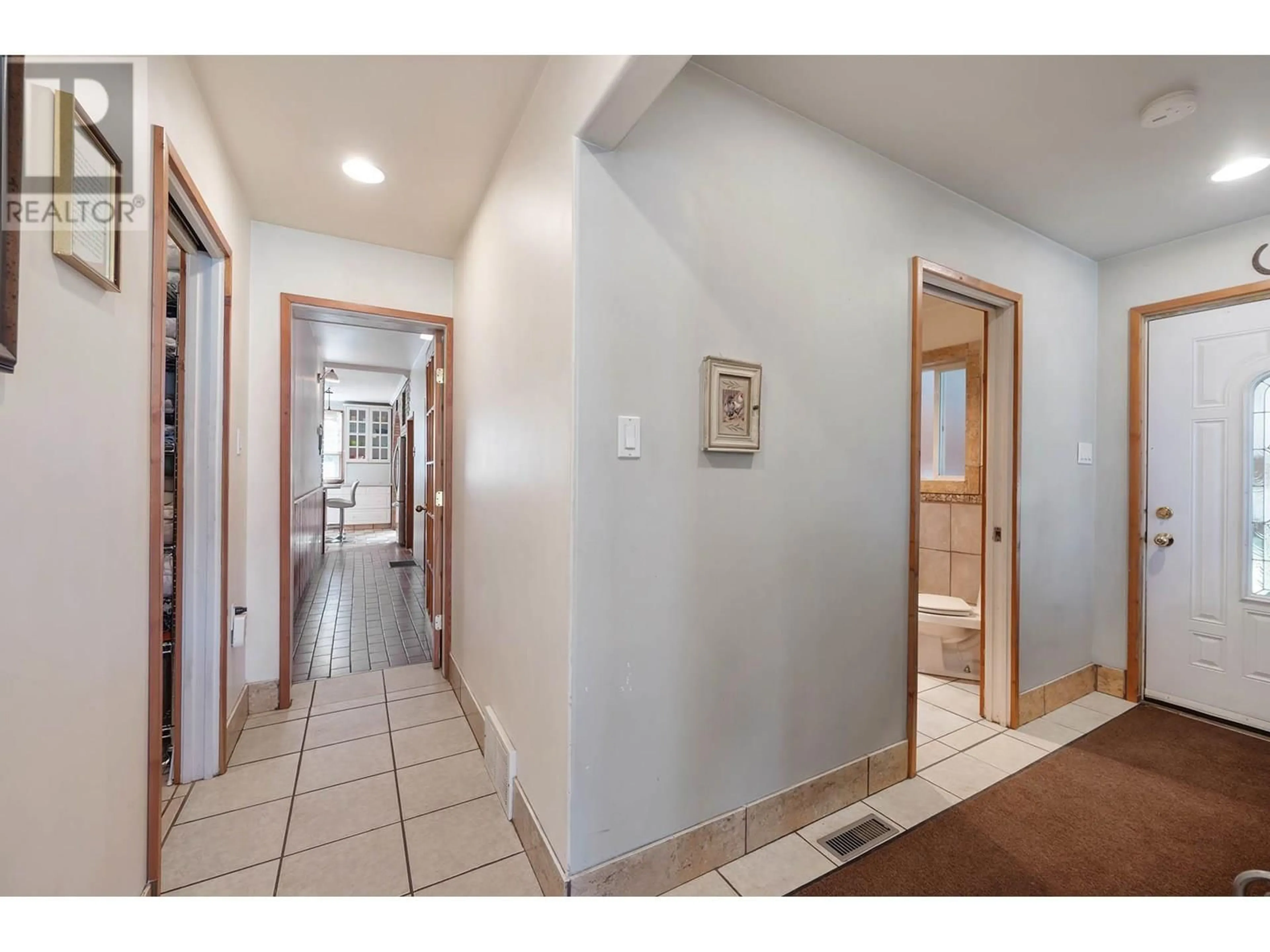 Indoor foyer for 3215 YELLOWHEAD HIGHWAY, Barriere British Columbia V0E2E0