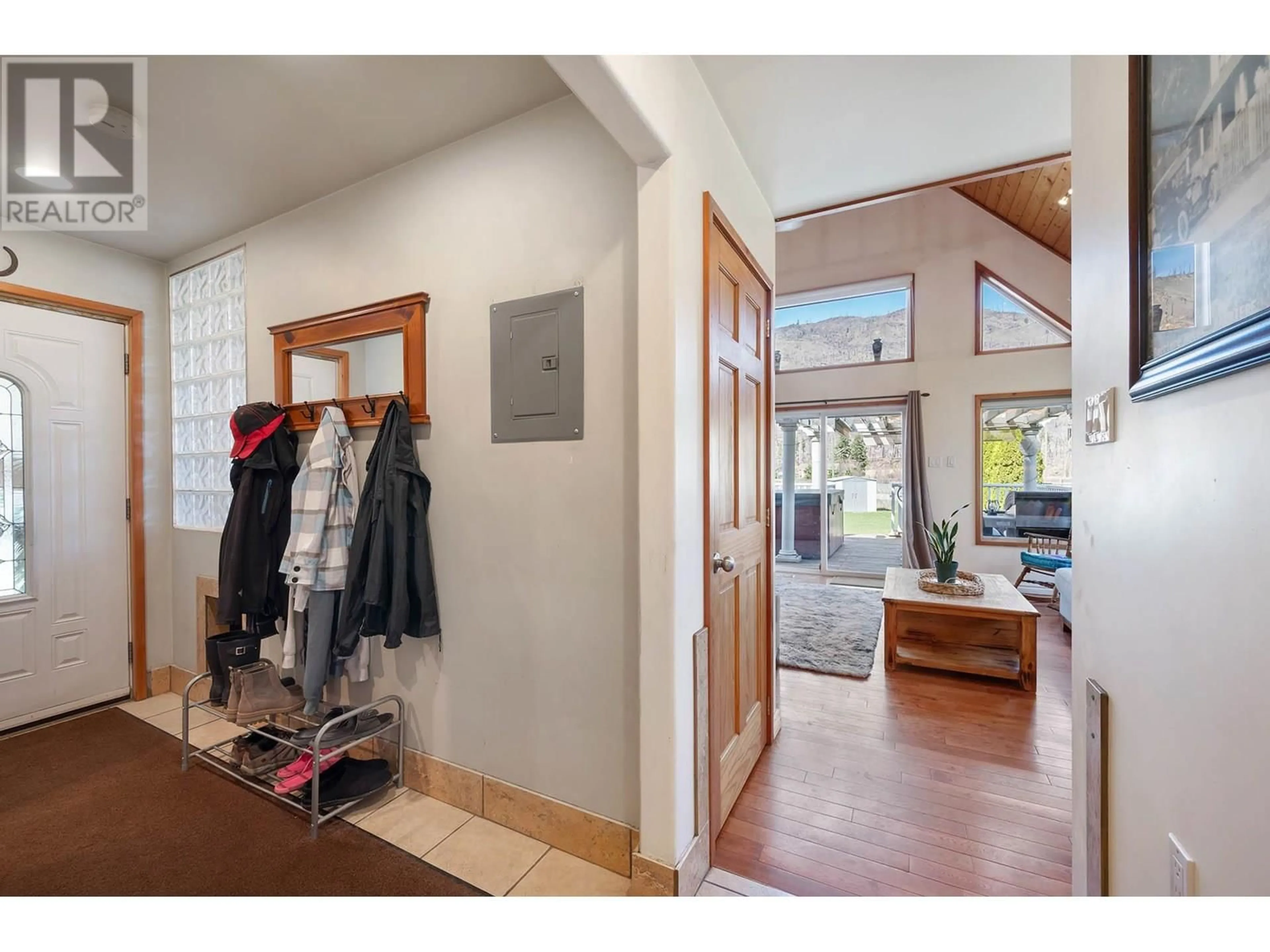 Indoor entryway for 3215 YELLOWHEAD HIGHWAY, Barriere British Columbia V0E2E0