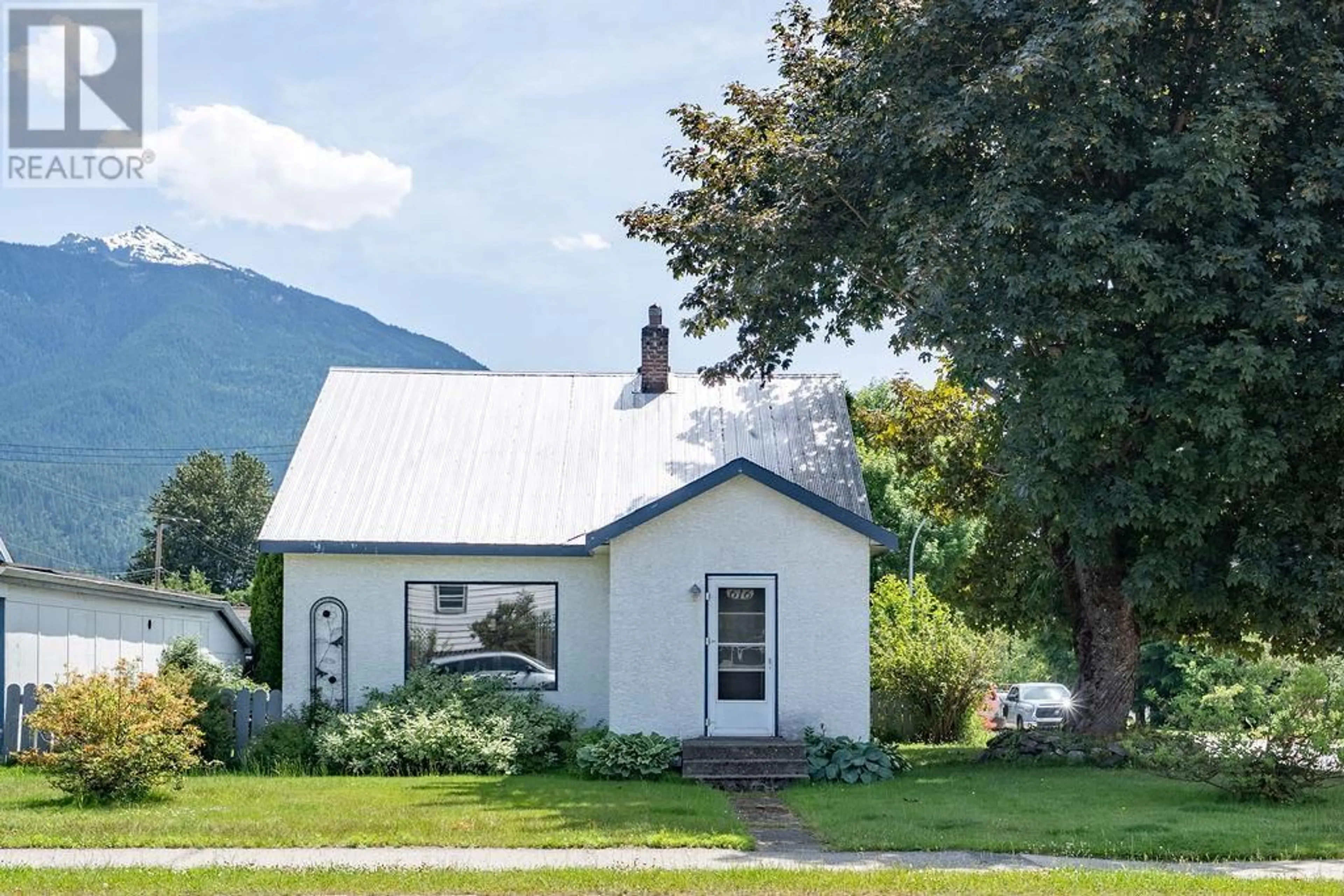 Home with vinyl exterior material, mountain view for 616 VERNON AVENUE EAST, Revelstoke British Columbia V0E2S0
