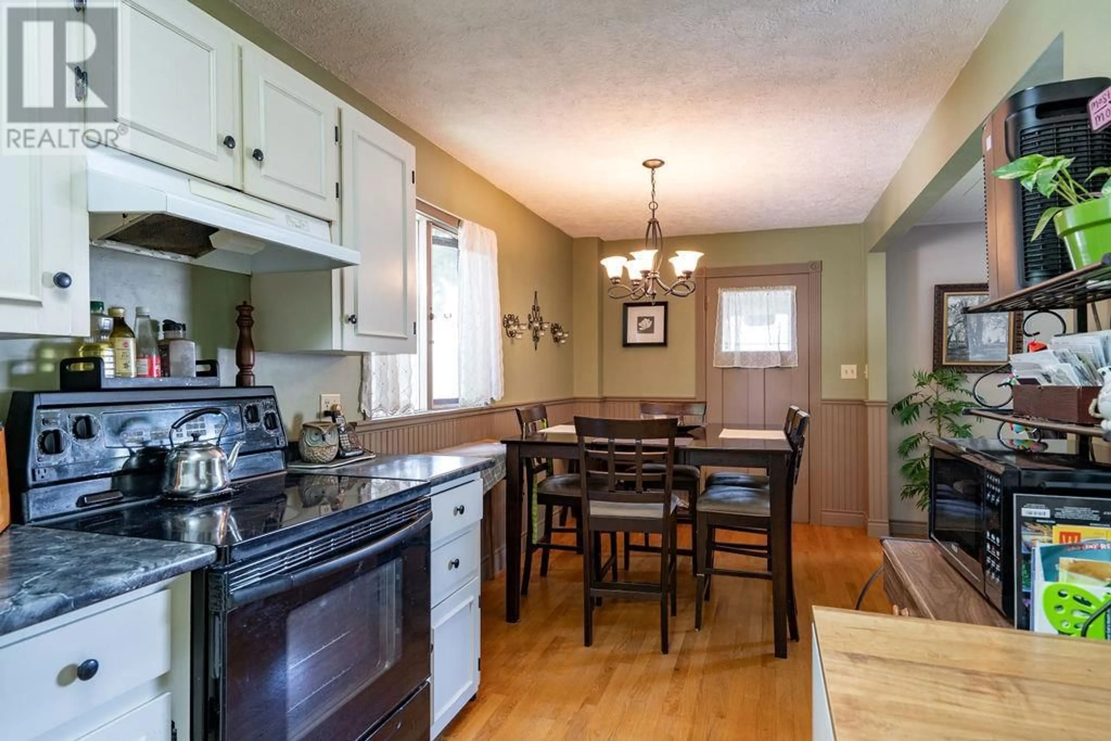 Open concept kitchen, wood/laminate floor for 616 VERNON AVENUE EAST, Revelstoke British Columbia V0E2S0
