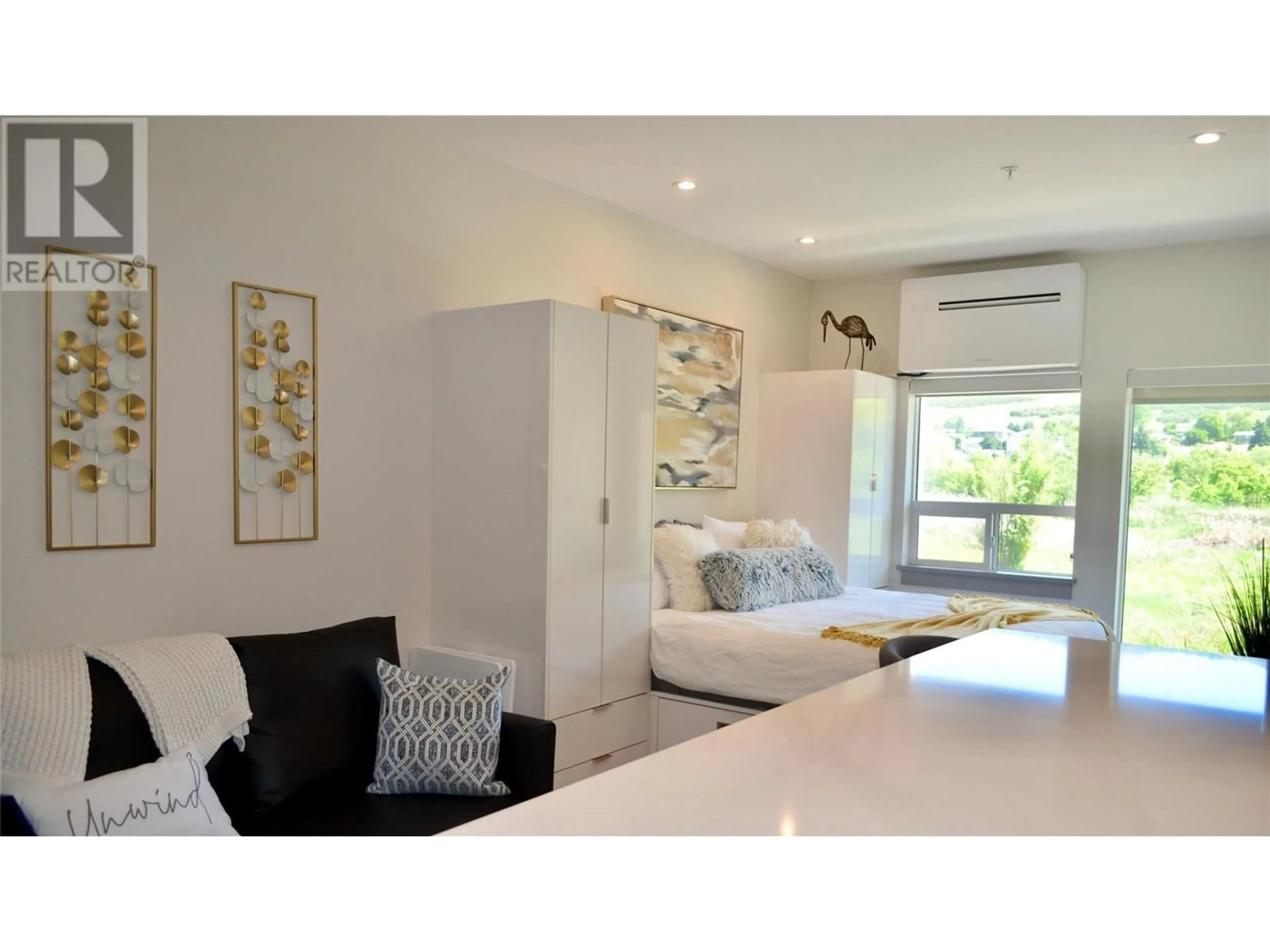 Living room with furniture, wood/laminate floor for 221 - 2555 LAKESHORE ROAD, Vernon British Columbia V1H0A4