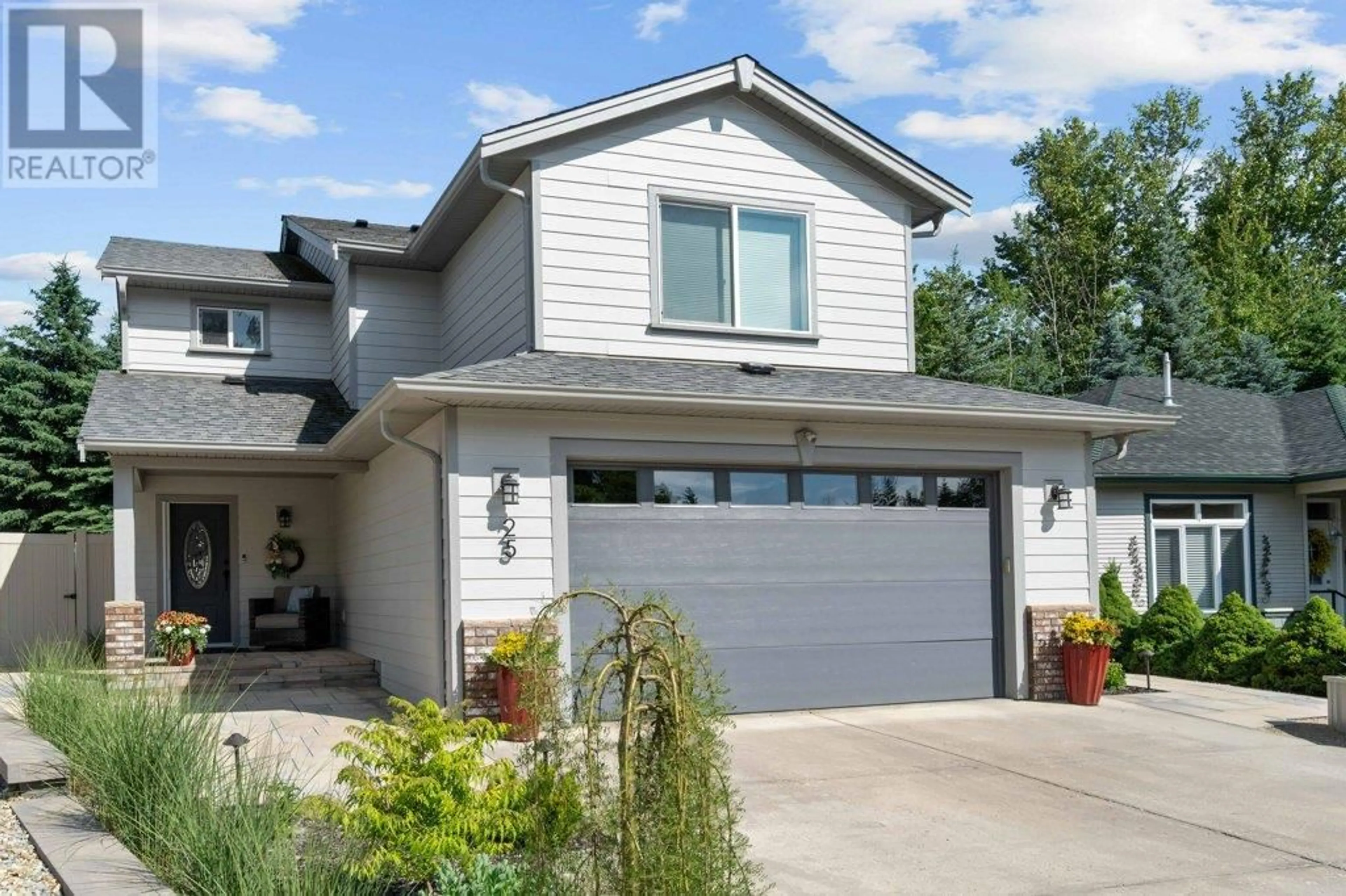 Home with vinyl exterior material, street for 25 - 801 20 STREET NORTHEAST, Salmon Arm British Columbia V1E2R7