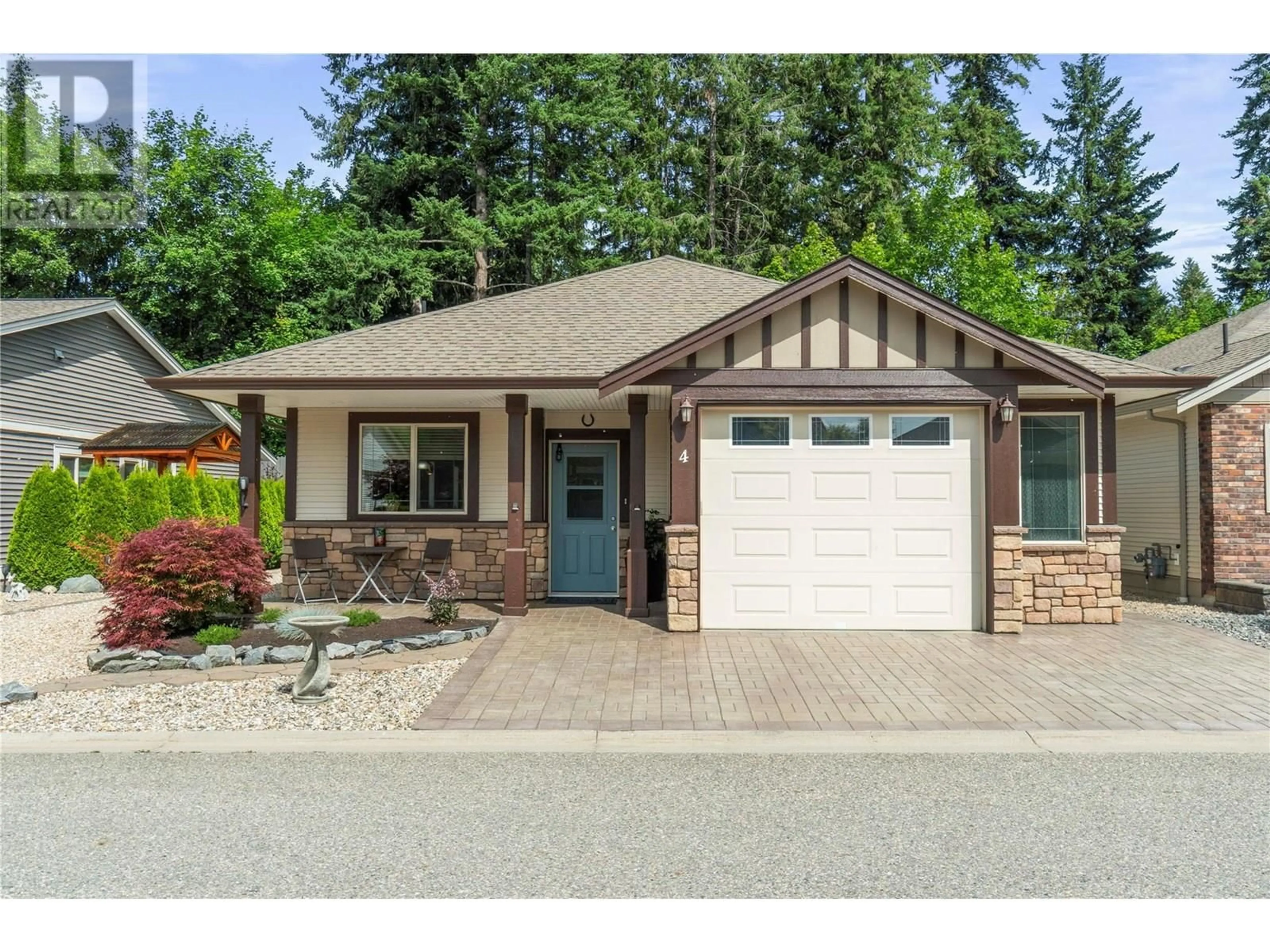 Home with vinyl exterior material, street for 4 - 2850 7 STREET NORTHEAST, Salmon Arm British Columbia V1E0B7