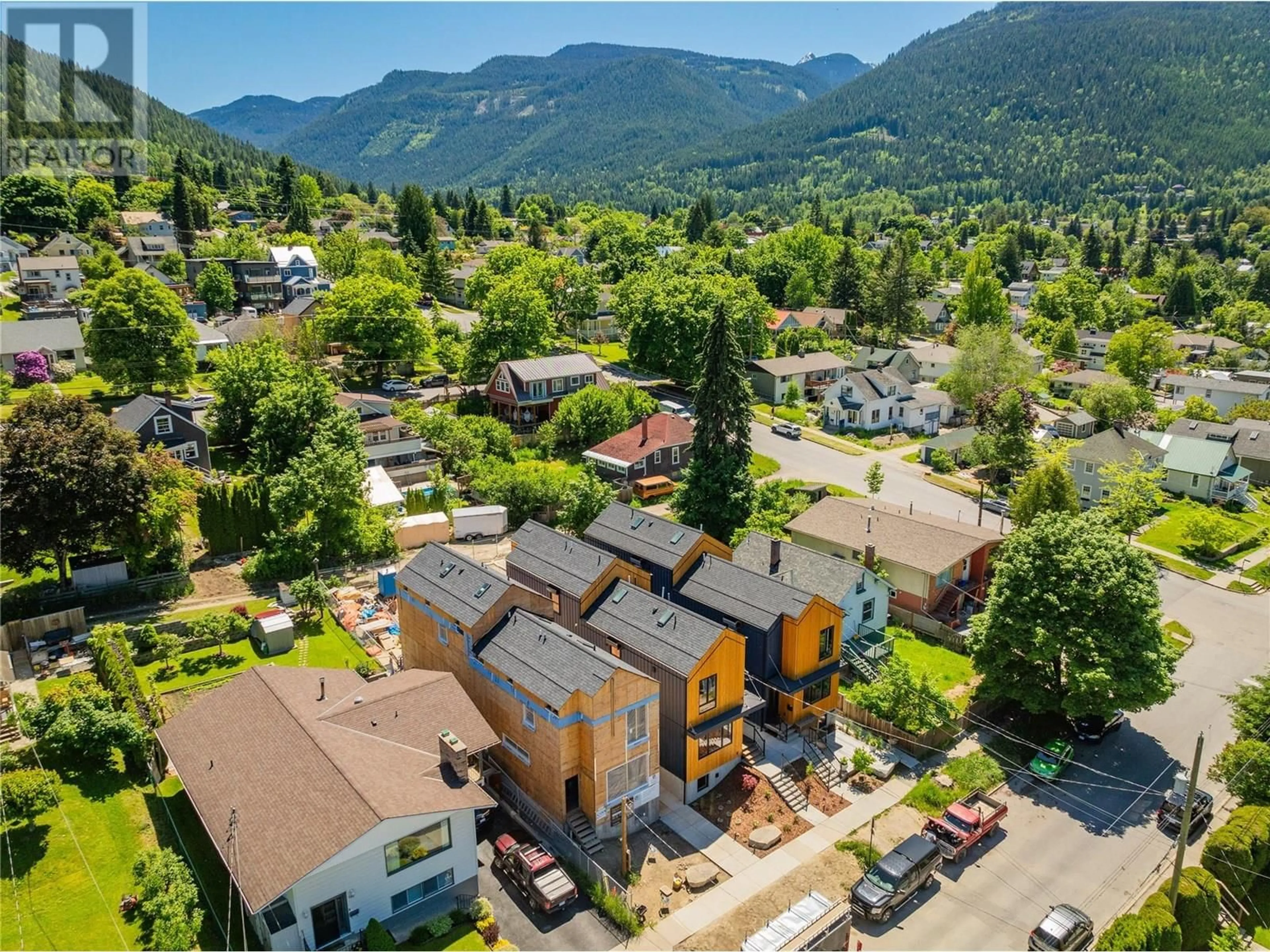 A pic from outside/outdoor area/front of a property/back of a property/a pic from drone, mountain view for B - 518 ROBSON STREET, Nelson British Columbia V1L5A7