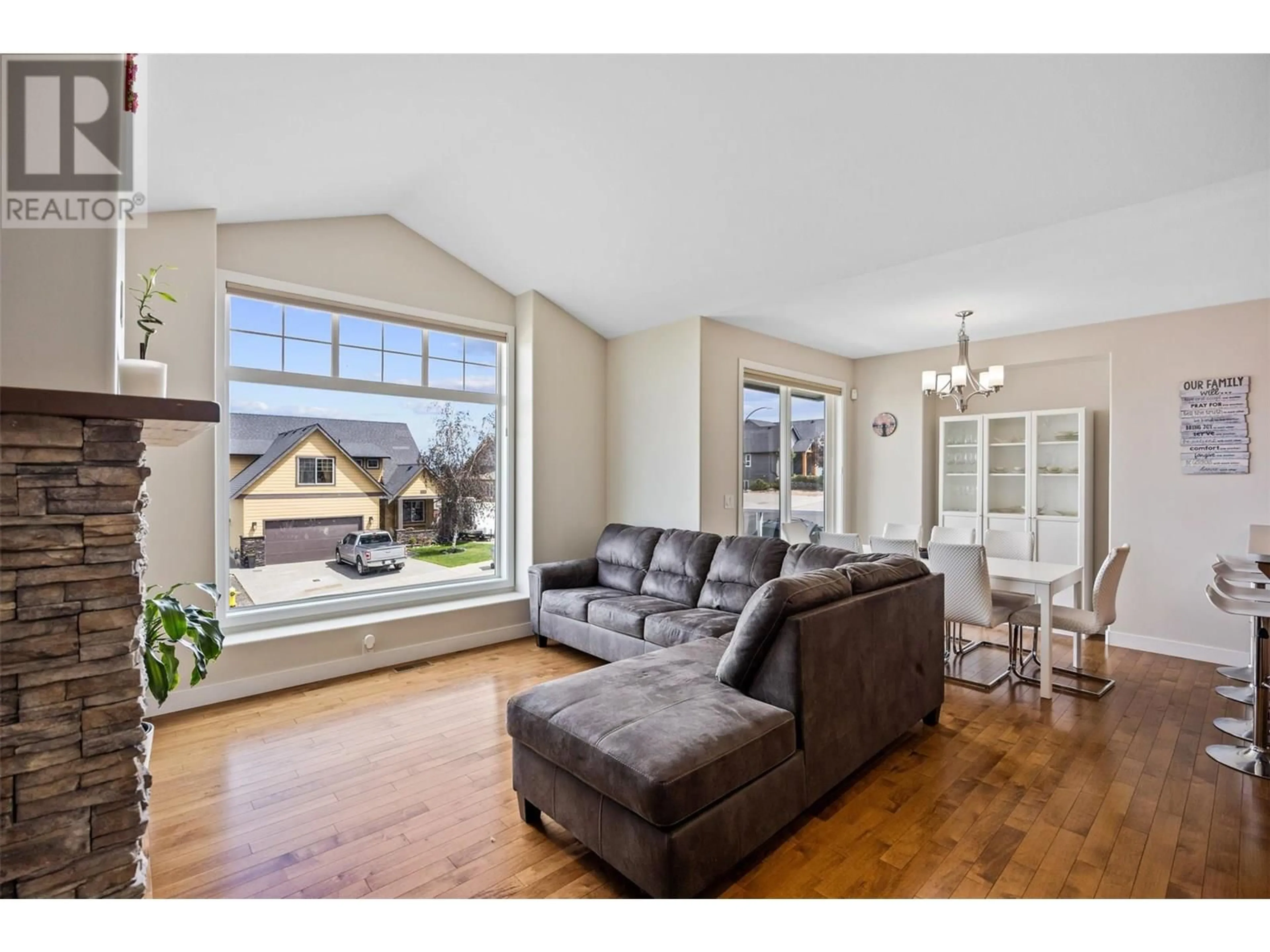 Living room with furniture, unknown for 2201 LINFIELD DRIVE, Kamloops British Columbia V1S0B8