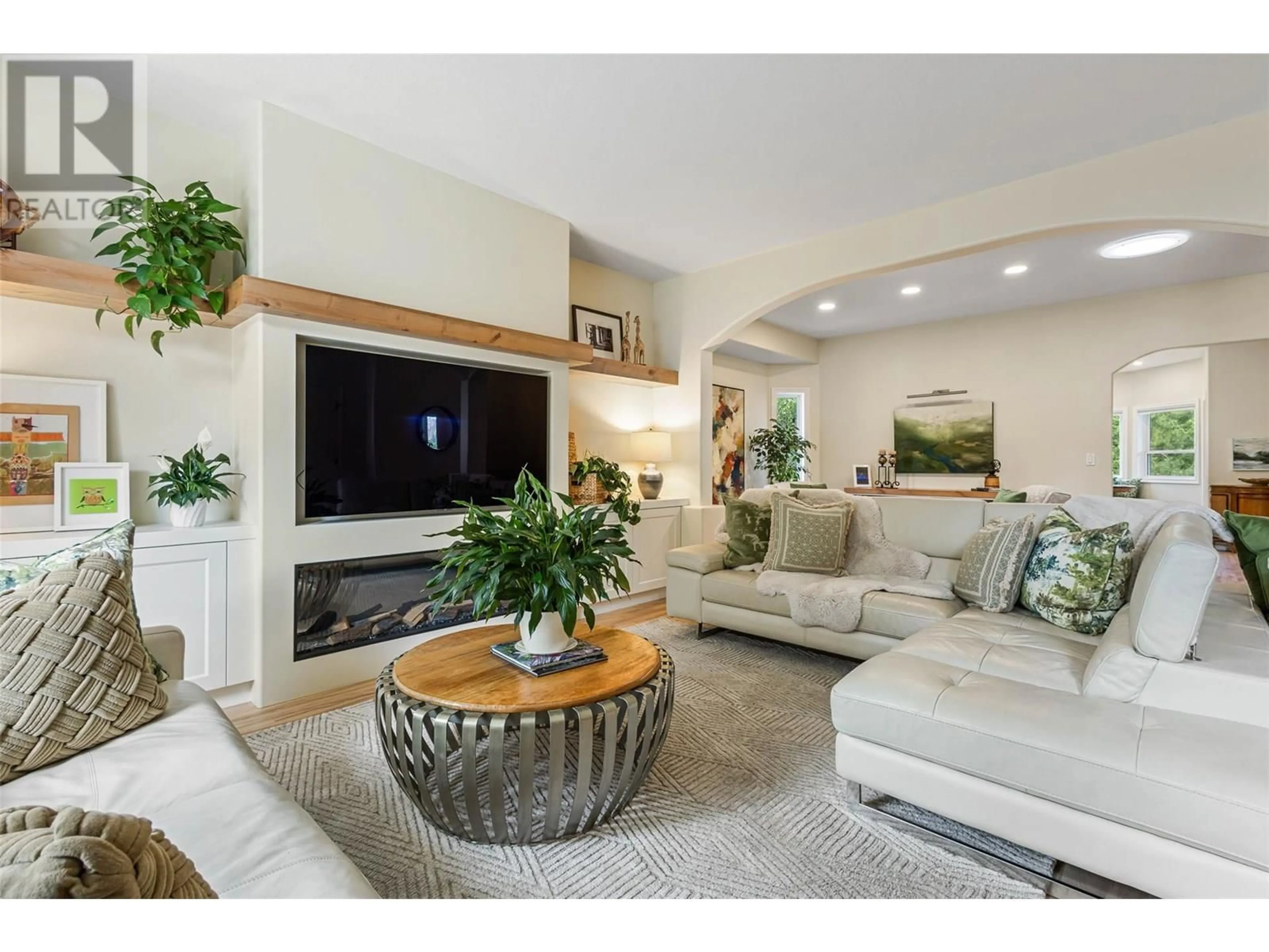 Living room with furniture, unknown for 367 WOODPARK CRESCENT, Kelowna British Columbia V1V2L1