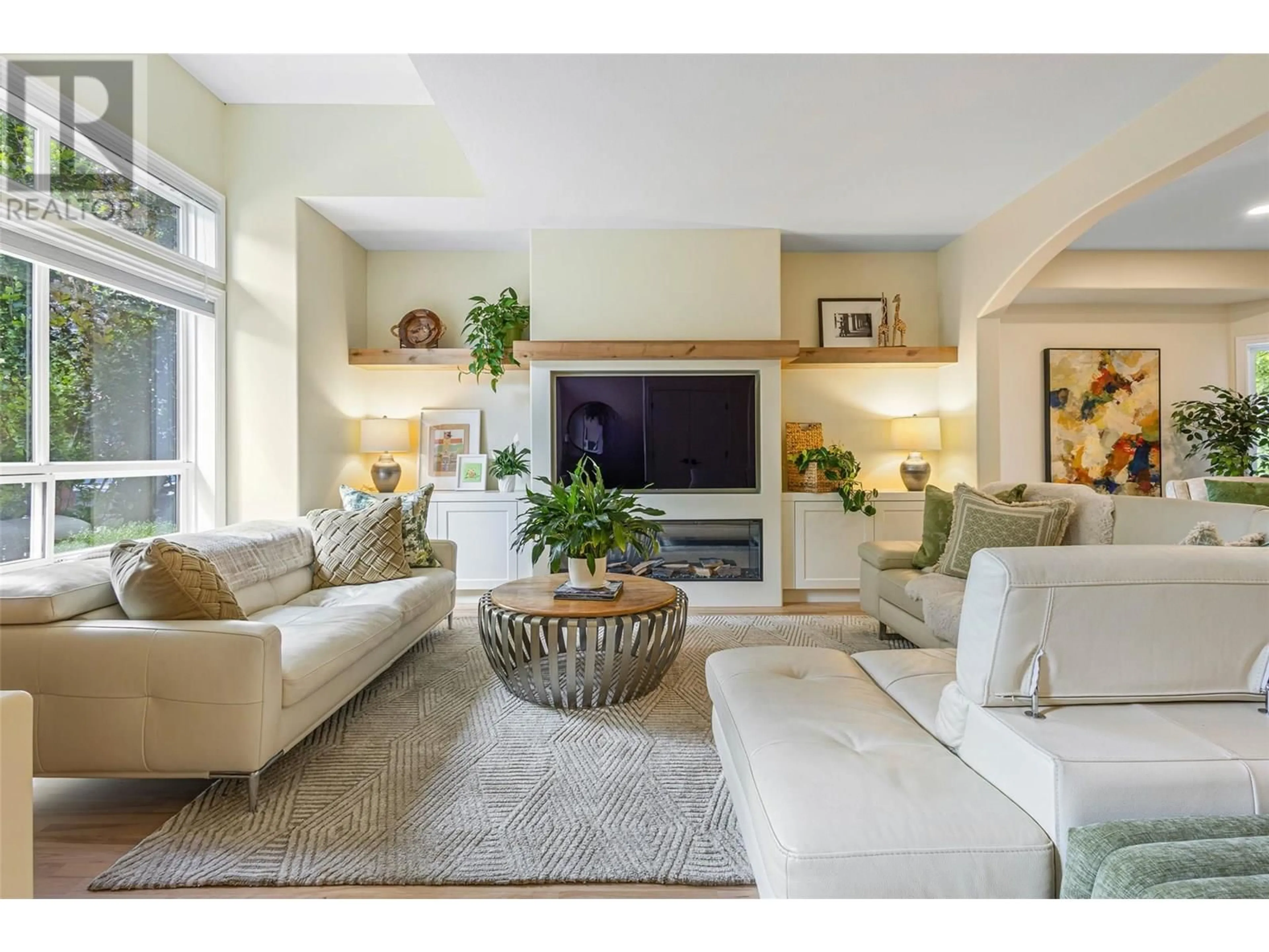Living room with furniture, unknown for 367 WOODPARK CRESCENT, Kelowna British Columbia V1V2L1