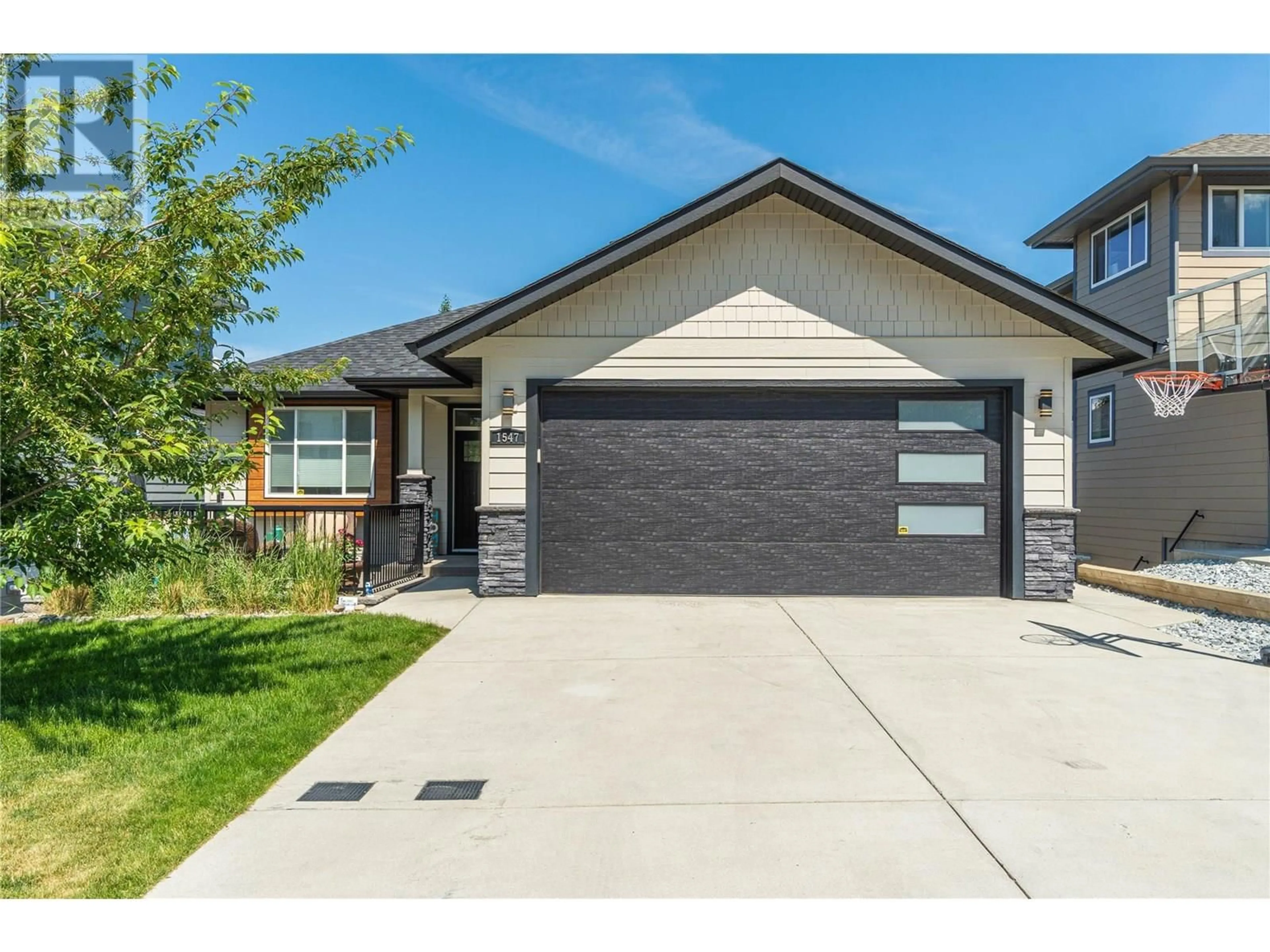 Home with vinyl exterior material, street for 1547 EMERALD DRIVE, Kamloops British Columbia V2E0C4