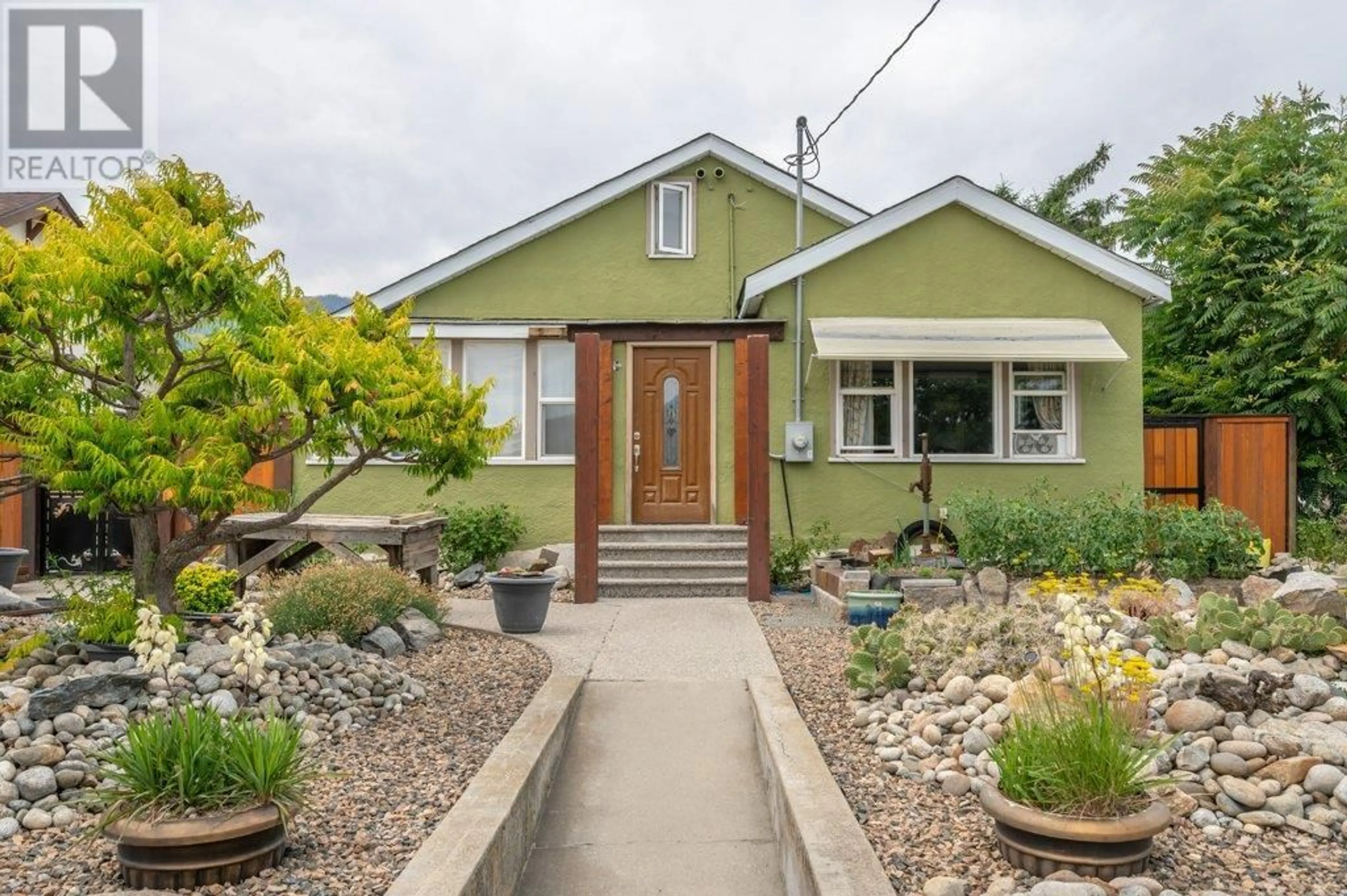 Home with vinyl exterior material, street for 6130 KOOTENAY STREET, Oliver British Columbia V0H1T0